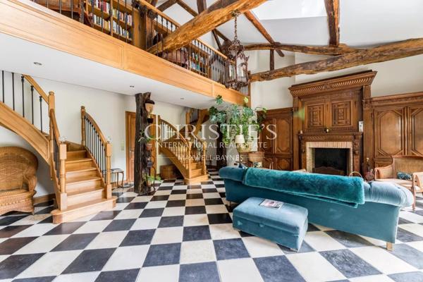 A 20 km au nord de Libourne, grande propriété de charme avec manoir, longère, salle de cinéma, petit vignoble…