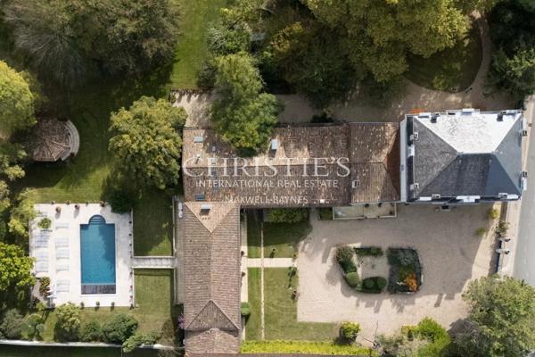 A 20 km au nord de Libourne, grande propriété de charme avec manoir, longère, salle de cinéma, petit vignoble…