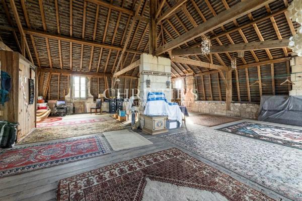 A 20 km au nord de Libourne, grande propriété de charme avec manoir, longère, salle de cinéma, petit vignoble…