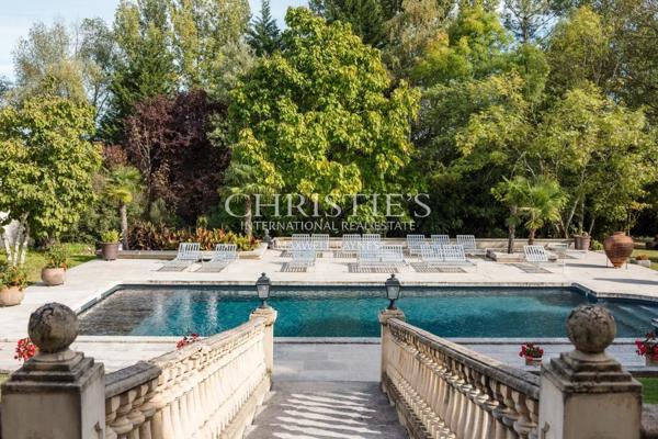 A 20 km au nord de Libourne, grande propriété de charme avec manoir, longère, salle de cinéma, petit vignoble…