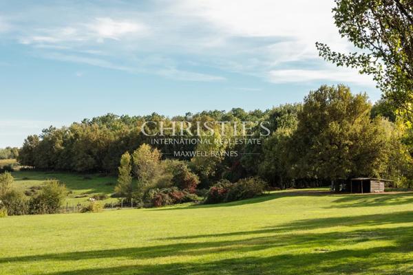 A 20 km au nord de Libourne, grande propriété de charme avec manoir, longère, salle de cinéma, petit vignoble…