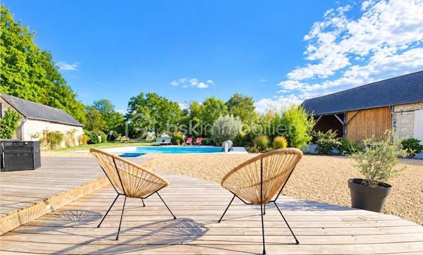 Propriété de charme – Authentique longère rénovée, volumes d’exception et potentiel remarquable

244 m² habitables • Dépendances • Piscine chauffée • Environnement bucolique

L’élégance de l’ancien, sublimée par une rénovation de qualité

À l’abri des regards, dans un environnement préservé où règnent calme et sérénité, se dévoile cette remarquable propriété de caractère, issue de la rénovation soignée d’une ancienne ferme longère.

Ici, le charme opère dès les premiers instants. La noblesse des matériaux anciens, les volumes généreux et la qualité des aménagements composent un ensemble harmonieux, où l’authenticité du bâti dialogue avec le confort d’une vie contemporaine.

Développant actuellement 244 m² habitables, la propriété bénéficie également d’un ensemble de dépendances et de volumes complémentaires offrant un potentiel d’évolution particulièrement séduisant.

Une adresse idéale pour les amoureux de belles demeures, en quête d’un lieu de vie singulier, d’une résidence secondaire de caractère ou d’un projet familial aux multiples possibilités.

Une maison de caractère, entre histoire et raffinement

L’habitation d’origine a su préserver son âme et les témoignages de son passé, tout en bénéficiant d’un très bel état général.

Au rez-de-chaussée, la cuisine indépendante conjugue fonctionnalité et convivialité. Spacieuse, elle invite naturellement aux repas partagés et aux moments de vie en famille.

Dans son prolongement, le salon-bibliothèque séduit par son atmosphère chaleureuse et intemporelle. Son carrelage d’origine, soigneusement préservé, apporte une véritable signature esthétique à cette pièce pleine de charme.

Un authentique escalier de meunier, témoin du passé de la propriété, vient compléter cette ambiance unique et rappelle toute la richesse architecturale de cette ancienne ferme.

Ce niveau propose également :

Une chambre.
Un espace dressing.
Un bureau avec raccordement à la fibre optique, idéal pour le télétravail.
Une salle d’eau.

À l’étage, l’espace nuit se compose de trois chambres, ainsi que d’une salle d’eau et de WC, dans un état irréprochable.

L’ensemble offre une distribution familiale équilibrée, propice à une vie confortable et paisible.

Un potentiel d’agrandissement exceptionnel

L’un des atouts majeurs de cette propriété réside dans ses espaces annexes, offrant de nombreuses perspectives d’aménagement.

Attenante à la maison principale, une ancienne dépendance a fait l’objet d’une réhabilitation complète, donnant naissance à environ 110 m² entièrement neufs, de plain-pied.

Un volume particulièrement intéressant, qui pourra répondre à de nombreux projets : espace de vie indépendant, suite parentale, activité professionnelle, réception ou logement complémentaire.

Au-dessus, un vaste grenier sur dalle béton offre encore près de 100 m² au sol, permettant d’imaginer un aménagement personnalisé selon les envies et les besoins de ses futurs propriétaires.

La propriété dispose également d’un dernier volume d’environ 90 m² à réhabiliter, dont la destination habitable est d’ores et déjà acquise.

Un ensemble rare, qui laisse entrevoir un potentiel d’évolution considérable, tout en conservant l’âme et l’identité de la propriété.

Des extérieurs dessinés comme un véritable art de vivre

À l’extérieur, la propriété révèle un cadre de vie d’une grande qualité.

Les jardins, soigneusement pensés et aménagés par un paysagiste, offrent une succession d’espaces harmonieux où la nature trouve toute sa place.

La piscine constitue une véritable invitation à la détente. Chauffée par pompe à chaleur et équipée d’un tapis motorisé de couverture, elle s’intègre avec élégance dans cet environnement verdoyant.

Au fond du jardin, un joli verger bio prolonge la propriété. Une partie prairie, actuellement dédiée à l’éco-pâturage, apporte une dimension champêtre et authentique à l’ensemble.

Un puits fonctionnel vient compléter les prestations extérieures.

Ici, chaque espace a été conçu pour profiter pleinement des beaux jours, recevoir, se ressourcer ou simplement savourer le calme d’un environnement préservé.

Des dépendances aux multiples possibilités

La propriété bénéficie d’un ensemble de bâtiments annexes qui renforcent encore son caractère et son potentiel :

Un vaste préau permettant d’abriter deux véhicules et de disposer d’un espace de stockage.
Une grange.
Des anciennes soues.
Plusieurs espaces de rangement et de stockage.
Un volume complémentaire d’environ 90 m² à réhabiliter, avec destination habitable acquise.

Ces dépendances offrent une véritable liberté d’usage et pourront accompagner les projets les plus variés : espaces de réception, atelier, stockage, hébergement complémentaire ou développement d’une activité.

Des prestations pensées pour le confort

La propriété bénéficie d’équipements qui conjuguent confort, efficacité et sérénité :

Pompe à chaleur installée en 2017, révisée annuellement.
Poêle à granulés programmable.
Menuiseries aluminium double vitrage.
Assainissement autonome neuf et conforme.
Fibre optique.
Piscine chauffée par pompe à chaleur avec couverture motorisée.
Une propriété rare, pour une vie choisie

Cette ancienne ferme longère offre une qualité de vie particulièrement recherchée : le charme d’une demeure ancienne, la générosité de ses volumes, la richesse de ses dépendances et la douceur d’un environnement rural soigneusement préservé.

Sa vue dégagée, ses jardins paysagers, sa piscine et ses nombreuses possibilités d’évolution en font une propriété aussi séduisante en résidence principale qu’en maison secondaire.

Un lieu de vie authentique et élégant, où chaque détail raconte une histoire et où l’avenir reste à imaginer.

Une propriété de caractère à découvrir sans tarder, pour apprécier pleinement la qualité de sa rénovation, la beauté de ses extérieurs et l’exceptionnel potentiel de cet ensemble.

Dossier complet et visite sur rendez-vous.