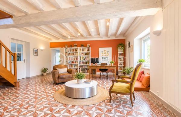 Propriété de charme – Authentique longère rénovée, volumes d’exception et potentiel remarquable

244 m² habitables • Dépendances • Piscine chauffée • Environnement bucolique

L’élégance de l’ancien, sublimée par une rénovation de qualité

À l’abri des regards, dans un environnement préservé où règnent calme et sérénité, se dévoile cette remarquable propriété de caractère, issue de la rénovation soignée d’une ancienne ferme longère.

Ici, le charme opère dès les premiers instants. La noblesse des matériaux anciens, les volumes généreux et la qualité des aménagements composent un ensemble harmonieux, où l’authenticité du bâti dialogue avec le confort d’une vie contemporaine.

Développant actuellement 244 m² habitables, la propriété bénéficie également d’un ensemble de dépendances et de volumes complémentaires offrant un potentiel d’évolution particulièrement séduisant.

Une adresse idéale pour les amoureux de belles demeures, en quête d’un lieu de vie singulier, d’une résidence secondaire de caractère ou d’un projet familial aux multiples possibilités.

Une maison de caractère, entre histoire et raffinement

L’habitation d’origine a su préserver son âme et les témoignages de son passé, tout en bénéficiant d’un très bel état général.

Au rez-de-chaussée, la cuisine indépendante conjugue fonctionnalité et convivialité. Spacieuse, elle invite naturellement aux repas partagés et aux moments de vie en famille.

Dans son prolongement, le salon-bibliothèque séduit par son atmosphère chaleureuse et intemporelle. Son carrelage d’origine, soigneusement préservé, apporte une véritable signature esthétique à cette pièce pleine de charme.

Un authentique escalier de meunier, témoin du passé de la propriété, vient compléter cette ambiance unique et rappelle toute la richesse architecturale de cette ancienne ferme.

Ce niveau propose également :

Une chambre.
Un espace dressing.
Un bureau avec raccordement à la fibre optique, idéal pour le télétravail.
Une salle d’eau.

À l’étage, l’espace nuit se compose de trois chambres, ainsi que d’une salle d’eau et de WC, dans un état irréprochable.

L’ensemble offre une distribution familiale équilibrée, propice à une vie confortable et paisible.

Un potentiel d’agrandissement exceptionnel

L’un des atouts majeurs de cette propriété réside dans ses espaces annexes, offrant de nombreuses perspectives d’aménagement.

Attenante à la maison principale, une ancienne dépendance a fait l’objet d’une réhabilitation complète, donnant naissance à environ 110 m² entièrement neufs, de plain-pied.

Un volume particulièrement intéressant, qui pourra répondre à de nombreux projets : espace de vie indépendant, suite parentale, activité professionnelle, réception ou logement complémentaire.

Au-dessus, un vaste grenier sur dalle béton offre encore près de 100 m² au sol, permettant d’imaginer un aménagement personnalisé selon les envies et les besoins de ses futurs propriétaires.

La propriété dispose également d’un dernier volume d’environ 90 m² à réhabiliter, dont la destination habitable est d’ores et déjà acquise.

Un ensemble rare, qui laisse entrevoir un potentiel d’évolution considérable, tout en conservant l’âme et l’identité de la propriété.

Des extérieurs dessinés comme un véritable art de vivre

À l’extérieur, la propriété révèle un cadre de vie d’une grande qualité.

Les jardins, soigneusement pensés et aménagés par un paysagiste, offrent une succession d’espaces harmonieux où la nature trouve toute sa place.

La piscine constitue une véritable invitation à la détente. Chauffée par pompe à chaleur et équipée d’un tapis motorisé de couverture, elle s’intègre avec élégance dans cet environnement verdoyant.

Au fond du jardin, un joli verger bio prolonge la propriété. Une partie prairie, actuellement dédiée à l’éco-pâturage, apporte une dimension champêtre et authentique à l’ensemble.

Un puits fonctionnel vient compléter les prestations extérieures.

Ici, chaque espace a été conçu pour profiter pleinement des beaux jours, recevoir, se ressourcer ou simplement savourer le calme d’un environnement préservé.

Des dépendances aux multiples possibilités

La propriété bénéficie d’un ensemble de bâtiments annexes qui renforcent encore son caractère et son potentiel :

Un vaste préau permettant d’abriter deux véhicules et de disposer d’un espace de stockage.
Une grange.
Des anciennes soues.
Plusieurs espaces de rangement et de stockage.
Un volume complémentaire d’environ 90 m² à réhabiliter, avec destination habitable acquise.

Ces dépendances offrent une véritable liberté d’usage et pourront accompagner les projets les plus variés : espaces de réception, atelier, stockage, hébergement complémentaire ou développement d’une activité.

Des prestations pensées pour le confort

La propriété bénéficie d’équipements qui conjuguent confort, efficacité et sérénité :

Pompe à chaleur installée en 2017, révisée annuellement.
Poêle à granulés programmable.
Menuiseries aluminium double vitrage.
Assainissement autonome neuf et conforme.
Fibre optique.
Piscine chauffée par pompe à chaleur avec couverture motorisée.
Une propriété rare, pour une vie choisie

Cette ancienne ferme longère offre une qualité de vie particulièrement recherchée : le charme d’une demeure ancienne, la générosité de ses volumes, la richesse de ses dépendances et la douceur d’un environnement rural soigneusement préservé.

Sa vue dégagée, ses jardins paysagers, sa piscine et ses nombreuses possibilités d’évolution en font une propriété aussi séduisante en résidence principale qu’en maison secondaire.

Un lieu de vie authentique et élégant, où chaque détail raconte une histoire et où l’avenir reste à imaginer.

Une propriété de caractère à découvrir sans tarder, pour apprécier pleinement la qualité de sa rénovation, la beauté de ses extérieurs et l’exceptionnel potentiel de cet ensemble.

Dossier complet et visite sur rendez-vous.