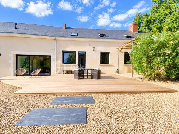 Propriété de charme – Authentique longère rénovée, volumes d’exception et potentiel remarquable

244 m² habitables • Dépendances • Piscine chauffée • Environnement bucolique

L’élégance de l’ancien, sublimée par une rénovation de qualité

À l’abri des regards, dans un environnement préservé où règnent calme et sérénité, se dévoile cette remarquable propriété de caractère, issue de la rénovation soignée d’une ancienne ferme longère.

Ici, le charme opère dès les premiers instants. La noblesse des matériaux anciens, les volumes généreux et la qualité des aménagements composent un ensemble harmonieux, où l’authenticité du bâti dialogue avec le confort d’une vie contemporaine.

Développant actuellement 244 m² habitables, la propriété bénéficie également d’un ensemble de dépendances et de volumes complémentaires offrant un potentiel d’évolution particulièrement séduisant.

Une adresse idéale pour les amoureux de belles demeures, en quête d’un lieu de vie singulier, d’une résidence secondaire de caractère ou d’un projet familial aux multiples possibilités.

Une maison de caractère, entre histoire et raffinement

L’habitation d’origine a su préserver son âme et les témoignages de son passé, tout en bénéficiant d’un très bel état général.

Au rez-de-chaussée, la cuisine indépendante conjugue fonctionnalité et convivialité. Spacieuse, elle invite naturellement aux repas partagés et aux moments de vie en famille.

Dans son prolongement, le salon-bibliothèque séduit par son atmosphère chaleureuse et intemporelle. Son carrelage d’origine, soigneusement préservé, apporte une véritable signature esthétique à cette pièce pleine de charme.

Un authentique escalier de meunier, témoin du passé de la propriété, vient compléter cette ambiance unique et rappelle toute la richesse architecturale de cette ancienne ferme.

Ce niveau propose également :

Une chambre.
Un espace dressing.
Un bureau avec raccordement à la fibre optique, idéal pour le télétravail.
Une salle d’eau.

À l’étage, l’espace nuit se compose de trois chambres, ainsi que d’une salle d’eau et de WC, dans un état irréprochable.

L’ensemble offre une distribution familiale équilibrée, propice à une vie confortable et paisible.

Un potentiel d’agrandissement exceptionnel

L’un des atouts majeurs de cette propriété réside dans ses espaces annexes, offrant de nombreuses perspectives d’aménagement.

Attenante à la maison principale, une ancienne dépendance a fait l’objet d’une réhabilitation complète, donnant naissance à environ 110 m² entièrement neufs, de plain-pied.

Un volume particulièrement intéressant, qui pourra répondre à de nombreux projets : espace de vie indépendant, suite parentale, activité professionnelle, réception ou logement complémentaire.

Au-dessus, un vaste grenier sur dalle béton offre encore près de 100 m² au sol, permettant d’imaginer un aménagement personnalisé selon les envies et les besoins de ses futurs propriétaires.

La propriété dispose également d’un dernier volume d’environ 90 m² à réhabiliter, dont la destination habitable est d’ores et déjà acquise.

Un ensemble rare, qui laisse entrevoir un potentiel d’évolution considérable, tout en conservant l’âme et l’identité de la propriété.

Des extérieurs dessinés comme un véritable art de vivre

À l’extérieur, la propriété révèle un cadre de vie d’une grande qualité.

Les jardins, soigneusement pensés et aménagés par un paysagiste, offrent une succession d’espaces harmonieux où la nature trouve toute sa place.

La piscine constitue une véritable invitation à la détente. Chauffée par pompe à chaleur et équipée d’un tapis motorisé de couverture, elle s’intègre avec élégance dans cet environnement verdoyant.

Au fond du jardin, un joli verger bio prolonge la propriété. Une partie prairie, actuellement dédiée à l’éco-pâturage, apporte une dimension champêtre et authentique à l’ensemble.

Un puits fonctionnel vient compléter les prestations extérieures.

Ici, chaque espace a été conçu pour profiter pleinement des beaux jours, recevoir, se ressourcer ou simplement savourer le calme d’un environnement préservé.

Des dépendances aux multiples possibilités

La propriété bénéficie d’un ensemble de bâtiments annexes qui renforcent encore son caractère et son potentiel :

Un vaste préau permettant d’abriter deux véhicules et de disposer d’un espace de stockage.
Une grange.
Des anciennes soues.
Plusieurs espaces de rangement et de stockage.
Un volume complémentaire d’environ 90 m² à réhabiliter, avec destination habitable acquise.

Ces dépendances offrent une véritable liberté d’usage et pourront accompagner les projets les plus variés : espaces de réception, atelier, stockage, hébergement complémentaire ou développement d’une activité.

Des prestations pensées pour le confort

La propriété bénéficie d’équipements qui conjuguent confort, efficacité et sérénité :

Pompe à chaleur installée en 2017, révisée annuellement.
Poêle à granulés programmable.
Menuiseries aluminium double vitrage.
Assainissement autonome neuf et conforme.
Fibre optique.
Piscine chauffée par pompe à chaleur avec couverture motorisée.
Une propriété rare, pour une vie choisie

Cette ancienne ferme longère offre une qualité de vie particulièrement recherchée : le charme d’une demeure ancienne, la générosité de ses volumes, la richesse de ses dépendances et la douceur d’un environnement rural soigneusement préservé.

Sa vue dégagée, ses jardins paysagers, sa piscine et ses nombreuses possibilités d’évolution en font une propriété aussi séduisante en résidence principale qu’en maison secondaire.

Un lieu de vie authentique et élégant, où chaque détail raconte une histoire et où l’avenir reste à imaginer.

Une propriété de caractère à découvrir sans tarder, pour apprécier pleinement la qualité de sa rénovation, la beauté de ses extérieurs et l’exceptionnel potentiel de cet ensemble.

Dossier complet et visite sur rendez-vous.