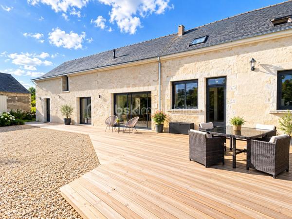 Propriété de charme – Authentique longère rénovée, volumes d’exception et potentiel remarquable

244 m² habitables • Dépendances • Piscine chauffée • Environnement bucolique

L’élégance de l’ancien, sublimée par une rénovation de qualité

À l’abri des regards, dans un environnement préservé où règnent calme et sérénité, se dévoile cette remarquable propriété de caractère, issue de la rénovation soignée d’une ancienne ferme longère.

Ici, le charme opère dès les premiers instants. La noblesse des matériaux anciens, les volumes généreux et la qualité des aménagements composent un ensemble harmonieux, où l’authenticité du bâti dialogue avec le confort d’une vie contemporaine.

Développant actuellement 244 m² habitables, la propriété bénéficie également d’un ensemble de dépendances et de volumes complémentaires offrant un potentiel d’évolution particulièrement séduisant.

Une adresse idéale pour les amoureux de belles demeures, en quête d’un lieu de vie singulier, d’une résidence secondaire de caractère ou d’un projet familial aux multiples possibilités.

Une maison de caractère, entre histoire et raffinement

L’habitation d’origine a su préserver son âme et les témoignages de son passé, tout en bénéficiant d’un très bel état général.

Au rez-de-chaussée, la cuisine indépendante conjugue fonctionnalité et convivialité. Spacieuse, elle invite naturellement aux repas partagés et aux moments de vie en famille.

Dans son prolongement, le salon-bibliothèque séduit par son atmosphère chaleureuse et intemporelle. Son carrelage d’origine, soigneusement préservé, apporte une véritable signature esthétique à cette pièce pleine de charme.

Un authentique escalier de meunier, témoin du passé de la propriété, vient compléter cette ambiance unique et rappelle toute la richesse architecturale de cette ancienne ferme.

Ce niveau propose également :

Une chambre.
Un espace dressing.
Un bureau avec raccordement à la fibre optique, idéal pour le télétravail.
Une salle d’eau.

À l’étage, l’espace nuit se compose de trois chambres, ainsi que d’une salle d’eau et de WC, dans un état irréprochable.

L’ensemble offre une distribution familiale équilibrée, propice à une vie confortable et paisible.

Un potentiel d’agrandissement exceptionnel

L’un des atouts majeurs de cette propriété réside dans ses espaces annexes, offrant de nombreuses perspectives d’aménagement.

Attenante à la maison principale, une ancienne dépendance a fait l’objet d’une réhabilitation complète, donnant naissance à environ 110 m² entièrement neufs, de plain-pied.

Un volume particulièrement intéressant, qui pourra répondre à de nombreux projets : espace de vie indépendant, suite parentale, activité professionnelle, réception ou logement complémentaire.

Au-dessus, un vaste grenier sur dalle béton offre encore près de 100 m² au sol, permettant d’imaginer un aménagement personnalisé selon les envies et les besoins de ses futurs propriétaires.

La propriété dispose également d’un dernier volume d’environ 90 m² à réhabiliter, dont la destination habitable est d’ores et déjà acquise.

Un ensemble rare, qui laisse entrevoir un potentiel d’évolution considérable, tout en conservant l’âme et l’identité de la propriété.

Des extérieurs dessinés comme un véritable art de vivre

À l’extérieur, la propriété révèle un cadre de vie d’une grande qualité.

Les jardins, soigneusement pensés et aménagés par un paysagiste, offrent une succession d’espaces harmonieux où la nature trouve toute sa place.

La piscine constitue une véritable invitation à la détente. Chauffée par pompe à chaleur et équipée d’un tapis motorisé de couverture, elle s’intègre avec élégance dans cet environnement verdoyant.

Au fond du jardin, un joli verger bio prolonge la propriété. Une partie prairie, actuellement dédiée à l’éco-pâturage, apporte une dimension champêtre et authentique à l’ensemble.

Un puits fonctionnel vient compléter les prestations extérieures.

Ici, chaque espace a été conçu pour profiter pleinement des beaux jours, recevoir, se ressourcer ou simplement savourer le calme d’un environnement préservé.

Des dépendances aux multiples possibilités

La propriété bénéficie d’un ensemble de bâtiments annexes qui renforcent encore son caractère et son potentiel :

Un vaste préau permettant d’abriter deux véhicules et de disposer d’un espace de stockage.
Une grange.
Des anciennes soues.
Plusieurs espaces de rangement et de stockage.
Un volume complémentaire d’environ 90 m² à réhabiliter, avec destination habitable acquise.

Ces dépendances offrent une véritable liberté d’usage et pourront accompagner les projets les plus variés : espaces de réception, atelier, stockage, hébergement complémentaire ou développement d’une activité.

Des prestations pensées pour le confort

La propriété bénéficie d’équipements qui conjuguent confort, efficacité et sérénité :

Pompe à chaleur installée en 2017, révisée annuellement.
Poêle à granulés programmable.
Menuiseries aluminium double vitrage.
Assainissement autonome neuf et conforme.
Fibre optique.
Piscine chauffée par pompe à chaleur avec couverture motorisée.
Une propriété rare, pour une vie choisie

Cette ancienne ferme longère offre une qualité de vie particulièrement recherchée : le charme d’une demeure ancienne, la générosité de ses volumes, la richesse de ses dépendances et la douceur d’un environnement rural soigneusement préservé.

Sa vue dégagée, ses jardins paysagers, sa piscine et ses nombreuses possibilités d’évolution en font une propriété aussi séduisante en résidence principale qu’en maison secondaire.

Un lieu de vie authentique et élégant, où chaque détail raconte une histoire et où l’avenir reste à imaginer.

Une propriété de caractère à découvrir sans tarder, pour apprécier pleinement la qualité de sa rénovation, la beauté de ses extérieurs et l’exceptionnel potentiel de cet ensemble.

Dossier complet et visite sur rendez-vous.