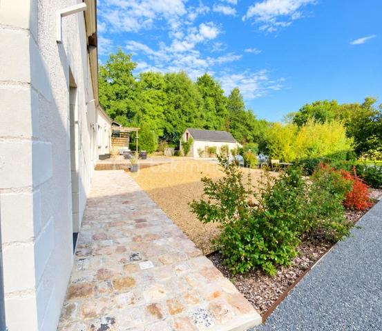 Propriété de charme – Authentique longère rénovée, volumes d’exception et potentiel remarquable

244 m² habitables • Dépendances • Piscine chauffée • Environnement bucolique

L’élégance de l’ancien, sublimée par une rénovation de qualité

À l’abri des regards, dans un environnement préservé où règnent calme et sérénité, se dévoile cette remarquable propriété de caractère, issue de la rénovation soignée d’une ancienne ferme longère.

Ici, le charme opère dès les premiers instants. La noblesse des matériaux anciens, les volumes généreux et la qualité des aménagements composent un ensemble harmonieux, où l’authenticité du bâti dialogue avec le confort d’une vie contemporaine.

Développant actuellement 244 m² habitables, la propriété bénéficie également d’un ensemble de dépendances et de volumes complémentaires offrant un potentiel d’évolution particulièrement séduisant.

Une adresse idéale pour les amoureux de belles demeures, en quête d’un lieu de vie singulier, d’une résidence secondaire de caractère ou d’un projet familial aux multiples possibilités.

Une maison de caractère, entre histoire et raffinement

L’habitation d’origine a su préserver son âme et les témoignages de son passé, tout en bénéficiant d’un très bel état général.

Au rez-de-chaussée, la cuisine indépendante conjugue fonctionnalité et convivialité. Spacieuse, elle invite naturellement aux repas partagés et aux moments de vie en famille.

Dans son prolongement, le salon-bibliothèque séduit par son atmosphère chaleureuse et intemporelle. Son carrelage d’origine, soigneusement préservé, apporte une véritable signature esthétique à cette pièce pleine de charme.

Un authentique escalier de meunier, témoin du passé de la propriété, vient compléter cette ambiance unique et rappelle toute la richesse architecturale de cette ancienne ferme.

Ce niveau propose également :

Une chambre.
Un espace dressing.
Un bureau avec raccordement à la fibre optique, idéal pour le télétravail.
Une salle d’eau.

À l’étage, l’espace nuit se compose de trois chambres, ainsi que d’une salle d’eau et de WC, dans un état irréprochable.

L’ensemble offre une distribution familiale équilibrée, propice à une vie confortable et paisible.

Un potentiel d’agrandissement exceptionnel

L’un des atouts majeurs de cette propriété réside dans ses espaces annexes, offrant de nombreuses perspectives d’aménagement.

Attenante à la maison principale, une ancienne dépendance a fait l’objet d’une réhabilitation complète, donnant naissance à environ 110 m² entièrement neufs, de plain-pied.

Un volume particulièrement intéressant, qui pourra répondre à de nombreux projets : espace de vie indépendant, suite parentale, activité professionnelle, réception ou logement complémentaire.

Au-dessus, un vaste grenier sur dalle béton offre encore près de 100 m² au sol, permettant d’imaginer un aménagement personnalisé selon les envies et les besoins de ses futurs propriétaires.

La propriété dispose également d’un dernier volume d’environ 90 m² à réhabiliter, dont la destination habitable est d’ores et déjà acquise.

Un ensemble rare, qui laisse entrevoir un potentiel d’évolution considérable, tout en conservant l’âme et l’identité de la propriété.

Des extérieurs dessinés comme un véritable art de vivre

À l’extérieur, la propriété révèle un cadre de vie d’une grande qualité.

Les jardins, soigneusement pensés et aménagés par un paysagiste, offrent une succession d’espaces harmonieux où la nature trouve toute sa place.

La piscine constitue une véritable invitation à la détente. Chauffée par pompe à chaleur et équipée d’un tapis motorisé de couverture, elle s’intègre avec élégance dans cet environnement verdoyant.

Au fond du jardin, un joli verger bio prolonge la propriété. Une partie prairie, actuellement dédiée à l’éco-pâturage, apporte une dimension champêtre et authentique à l’ensemble.

Un puits fonctionnel vient compléter les prestations extérieures.

Ici, chaque espace a été conçu pour profiter pleinement des beaux jours, recevoir, se ressourcer ou simplement savourer le calme d’un environnement préservé.

Des dépendances aux multiples possibilités

La propriété bénéficie d’un ensemble de bâtiments annexes qui renforcent encore son caractère et son potentiel :

Un vaste préau permettant d’abriter deux véhicules et de disposer d’un espace de stockage.
Une grange.
Des anciennes soues.
Plusieurs espaces de rangement et de stockage.
Un volume complémentaire d’environ 90 m² à réhabiliter, avec destination habitable acquise.

Ces dépendances offrent une véritable liberté d’usage et pourront accompagner les projets les plus variés : espaces de réception, atelier, stockage, hébergement complémentaire ou développement d’une activité.

Des prestations pensées pour le confort

La propriété bénéficie d’équipements qui conjuguent confort, efficacité et sérénité :

Pompe à chaleur installée en 2017, révisée annuellement.
Poêle à granulés programmable.
Menuiseries aluminium double vitrage.
Assainissement autonome neuf et conforme.
Fibre optique.
Piscine chauffée par pompe à chaleur avec couverture motorisée.
Une propriété rare, pour une vie choisie

Cette ancienne ferme longère offre une qualité de vie particulièrement recherchée : le charme d’une demeure ancienne, la générosité de ses volumes, la richesse de ses dépendances et la douceur d’un environnement rural soigneusement préservé.

Sa vue dégagée, ses jardins paysagers, sa piscine et ses nombreuses possibilités d’évolution en font une propriété aussi séduisante en résidence principale qu’en maison secondaire.

Un lieu de vie authentique et élégant, où chaque détail raconte une histoire et où l’avenir reste à imaginer.

Une propriété de caractère à découvrir sans tarder, pour apprécier pleinement la qualité de sa rénovation, la beauté de ses extérieurs et l’exceptionnel potentiel de cet ensemble.

Dossier complet et visite sur rendez-vous.