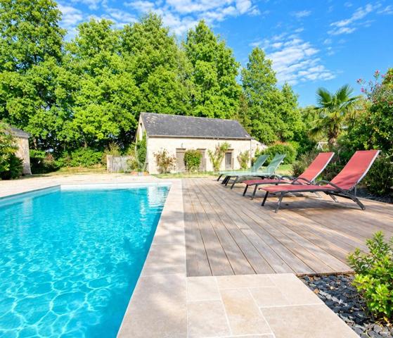 Propriété de charme – Authentique longère rénovée, volumes d’exception et potentiel remarquable

244 m² habitables • Dépendances • Piscine chauffée • Environnement bucolique

L’élégance de l’ancien, sublimée par une rénovation de qualité

À l’abri des regards, dans un environnement préservé où règnent calme et sérénité, se dévoile cette remarquable propriété de caractère, issue de la rénovation soignée d’une ancienne ferme longère.

Ici, le charme opère dès les premiers instants. La noblesse des matériaux anciens, les volumes généreux et la qualité des aménagements composent un ensemble harmonieux, où l’authenticité du bâti dialogue avec le confort d’une vie contemporaine.

Développant actuellement 244 m² habitables, la propriété bénéficie également d’un ensemble de dépendances et de volumes complémentaires offrant un potentiel d’évolution particulièrement séduisant.

Une adresse idéale pour les amoureux de belles demeures, en quête d’un lieu de vie singulier, d’une résidence secondaire de caractère ou d’un projet familial aux multiples possibilités.

Une maison de caractère, entre histoire et raffinement

L’habitation d’origine a su préserver son âme et les témoignages de son passé, tout en bénéficiant d’un très bel état général.

Au rez-de-chaussée, la cuisine indépendante conjugue fonctionnalité et convivialité. Spacieuse, elle invite naturellement aux repas partagés et aux moments de vie en famille.

Dans son prolongement, le salon-bibliothèque séduit par son atmosphère chaleureuse et intemporelle. Son carrelage d’origine, soigneusement préservé, apporte une véritable signature esthétique à cette pièce pleine de charme.

Un authentique escalier de meunier, témoin du passé de la propriété, vient compléter cette ambiance unique et rappelle toute la richesse architecturale de cette ancienne ferme.

Ce niveau propose également :

Une chambre.
Un espace dressing.
Un bureau avec raccordement à la fibre optique, idéal pour le télétravail.
Une salle d’eau.

À l’étage, l’espace nuit se compose de trois chambres, ainsi que d’une salle d’eau et de WC, dans un état irréprochable.

L’ensemble offre une distribution familiale équilibrée, propice à une vie confortable et paisible.

Un potentiel d’agrandissement exceptionnel

L’un des atouts majeurs de cette propriété réside dans ses espaces annexes, offrant de nombreuses perspectives d’aménagement.

Attenante à la maison principale, une ancienne dépendance a fait l’objet d’une réhabilitation complète, donnant naissance à environ 110 m² entièrement neufs, de plain-pied.

Un volume particulièrement intéressant, qui pourra répondre à de nombreux projets : espace de vie indépendant, suite parentale, activité professionnelle, réception ou logement complémentaire.

Au-dessus, un vaste grenier sur dalle béton offre encore près de 100 m² au sol, permettant d’imaginer un aménagement personnalisé selon les envies et les besoins de ses futurs propriétaires.

La propriété dispose également d’un dernier volume d’environ 90 m² à réhabiliter, dont la destination habitable est d’ores et déjà acquise.

Un ensemble rare, qui laisse entrevoir un potentiel d’évolution considérable, tout en conservant l’âme et l’identité de la propriété.

Des extérieurs dessinés comme un véritable art de vivre

À l’extérieur, la propriété révèle un cadre de vie d’une grande qualité.

Les jardins, soigneusement pensés et aménagés par un paysagiste, offrent une succession d’espaces harmonieux où la nature trouve toute sa place.

La piscine constitue une véritable invitation à la détente. Chauffée par pompe à chaleur et équipée d’un tapis motorisé de couverture, elle s’intègre avec élégance dans cet environnement verdoyant.

Au fond du jardin, un joli verger bio prolonge la propriété. Une partie prairie, actuellement dédiée à l’éco-pâturage, apporte une dimension champêtre et authentique à l’ensemble.

Un puits fonctionnel vient compléter les prestations extérieures.

Ici, chaque espace a été conçu pour profiter pleinement des beaux jours, recevoir, se ressourcer ou simplement savourer le calme d’un environnement préservé.

Des dépendances aux multiples possibilités

La propriété bénéficie d’un ensemble de bâtiments annexes qui renforcent encore son caractère et son potentiel :

Un vaste préau permettant d’abriter deux véhicules et de disposer d’un espace de stockage.
Une grange.
Des anciennes soues.
Plusieurs espaces de rangement et de stockage.
Un volume complémentaire d’environ 90 m² à réhabiliter, avec destination habitable acquise.

Ces dépendances offrent une véritable liberté d’usage et pourront accompagner les projets les plus variés : espaces de réception, atelier, stockage, hébergement complémentaire ou développement d’une activité.

Des prestations pensées pour le confort

La propriété bénéficie d’équipements qui conjuguent confort, efficacité et sérénité :

Pompe à chaleur installée en 2017, révisée annuellement.
Poêle à granulés programmable.
Menuiseries aluminium double vitrage.
Assainissement autonome neuf et conforme.
Fibre optique.
Piscine chauffée par pompe à chaleur avec couverture motorisée.
Une propriété rare, pour une vie choisie

Cette ancienne ferme longère offre une qualité de vie particulièrement recherchée : le charme d’une demeure ancienne, la générosité de ses volumes, la richesse de ses dépendances et la douceur d’un environnement rural soigneusement préservé.

Sa vue dégagée, ses jardins paysagers, sa piscine et ses nombreuses possibilités d’évolution en font une propriété aussi séduisante en résidence principale qu’en maison secondaire.

Un lieu de vie authentique et élégant, où chaque détail raconte une histoire et où l’avenir reste à imaginer.

Une propriété de caractère à découvrir sans tarder, pour apprécier pleinement la qualité de sa rénovation, la beauté de ses extérieurs et l’exceptionnel potentiel de cet ensemble.

Dossier complet et visite sur rendez-vous.