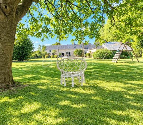 Propriété de charme – Authentique longère rénovée, volumes d’exception et potentiel remarquable

244 m² habitables • Dépendances • Piscine chauffée • Environnement bucolique

L’élégance de l’ancien, sublimée par une rénovation de qualité

À l’abri des regards, dans un environnement préservé où règnent calme et sérénité, se dévoile cette remarquable propriété de caractère, issue de la rénovation soignée d’une ancienne ferme longère.

Ici, le charme opère dès les premiers instants. La noblesse des matériaux anciens, les volumes généreux et la qualité des aménagements composent un ensemble harmonieux, où l’authenticité du bâti dialogue avec le confort d’une vie contemporaine.

Développant actuellement 244 m² habitables, la propriété bénéficie également d’un ensemble de dépendances et de volumes complémentaires offrant un potentiel d’évolution particulièrement séduisant.

Une adresse idéale pour les amoureux de belles demeures, en quête d’un lieu de vie singulier, d’une résidence secondaire de caractère ou d’un projet familial aux multiples possibilités.

Une maison de caractère, entre histoire et raffinement

L’habitation d’origine a su préserver son âme et les témoignages de son passé, tout en bénéficiant d’un très bel état général.

Au rez-de-chaussée, la cuisine indépendante conjugue fonctionnalité et convivialité. Spacieuse, elle invite naturellement aux repas partagés et aux moments de vie en famille.

Dans son prolongement, le salon-bibliothèque séduit par son atmosphère chaleureuse et intemporelle. Son carrelage d’origine, soigneusement préservé, apporte une véritable signature esthétique à cette pièce pleine de charme.

Un authentique escalier de meunier, témoin du passé de la propriété, vient compléter cette ambiance unique et rappelle toute la richesse architecturale de cette ancienne ferme.

Ce niveau propose également :

Une chambre.
Un espace dressing.
Un bureau avec raccordement à la fibre optique, idéal pour le télétravail.
Une salle d’eau.

À l’étage, l’espace nuit se compose de trois chambres, ainsi que d’une salle d’eau et de WC, dans un état irréprochable.

L’ensemble offre une distribution familiale équilibrée, propice à une vie confortable et paisible.

Un potentiel d’agrandissement exceptionnel

L’un des atouts majeurs de cette propriété réside dans ses espaces annexes, offrant de nombreuses perspectives d’aménagement.

Attenante à la maison principale, une ancienne dépendance a fait l’objet d’une réhabilitation complète, donnant naissance à environ 110 m² entièrement neufs, de plain-pied.

Un volume particulièrement intéressant, qui pourra répondre à de nombreux projets : espace de vie indépendant, suite parentale, activité professionnelle, réception ou logement complémentaire.

Au-dessus, un vaste grenier sur dalle béton offre encore près de 100 m² au sol, permettant d’imaginer un aménagement personnalisé selon les envies et les besoins de ses futurs propriétaires.

La propriété dispose également d’un dernier volume d’environ 90 m² à réhabiliter, dont la destination habitable est d’ores et déjà acquise.

Un ensemble rare, qui laisse entrevoir un potentiel d’évolution considérable, tout en conservant l’âme et l’identité de la propriété.

Des extérieurs dessinés comme un véritable art de vivre

À l’extérieur, la propriété révèle un cadre de vie d’une grande qualité.

Les jardins, soigneusement pensés et aménagés par un paysagiste, offrent une succession d’espaces harmonieux où la nature trouve toute sa place.

La piscine constitue une véritable invitation à la détente. Chauffée par pompe à chaleur et équipée d’un tapis motorisé de couverture, elle s’intègre avec élégance dans cet environnement verdoyant.

Au fond du jardin, un joli verger bio prolonge la propriété. Une partie prairie, actuellement dédiée à l’éco-pâturage, apporte une dimension champêtre et authentique à l’ensemble.

Un puits fonctionnel vient compléter les prestations extérieures.

Ici, chaque espace a été conçu pour profiter pleinement des beaux jours, recevoir, se ressourcer ou simplement savourer le calme d’un environnement préservé.

Des dépendances aux multiples possibilités

La propriété bénéficie d’un ensemble de bâtiments annexes qui renforcent encore son caractère et son potentiel :

Un vaste préau permettant d’abriter deux véhicules et de disposer d’un espace de stockage.
Une grange.
Des anciennes soues.
Plusieurs espaces de rangement et de stockage.
Un volume complémentaire d’environ 90 m² à réhabiliter, avec destination habitable acquise.

Ces dépendances offrent une véritable liberté d’usage et pourront accompagner les projets les plus variés : espaces de réception, atelier, stockage, hébergement complémentaire ou développement d’une activité.

Des prestations pensées pour le confort

La propriété bénéficie d’équipements qui conjuguent confort, efficacité et sérénité :

Pompe à chaleur installée en 2017, révisée annuellement.
Poêle à granulés programmable.
Menuiseries aluminium double vitrage.
Assainissement autonome neuf et conforme.
Fibre optique.
Piscine chauffée par pompe à chaleur avec couverture motorisée.
Une propriété rare, pour une vie choisie

Cette ancienne ferme longère offre une qualité de vie particulièrement recherchée : le charme d’une demeure ancienne, la générosité de ses volumes, la richesse de ses dépendances et la douceur d’un environnement rural soigneusement préservé.

Sa vue dégagée, ses jardins paysagers, sa piscine et ses nombreuses possibilités d’évolution en font une propriété aussi séduisante en résidence principale qu’en maison secondaire.

Un lieu de vie authentique et élégant, où chaque détail raconte une histoire et où l’avenir reste à imaginer.

Une propriété de caractère à découvrir sans tarder, pour apprécier pleinement la qualité de sa rénovation, la beauté de ses extérieurs et l’exceptionnel potentiel de cet ensemble.

Dossier complet et visite sur rendez-vous.