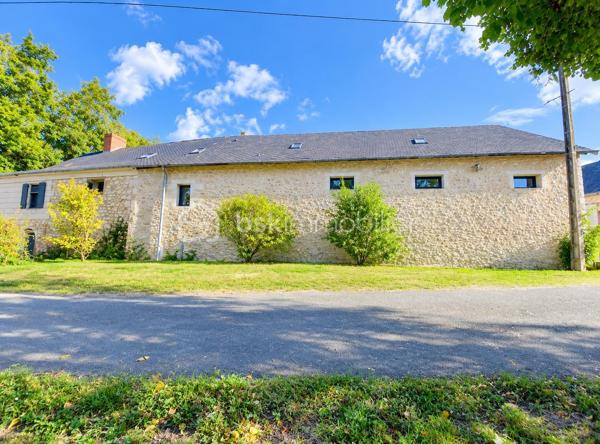Propriété de charme – Authentique longère rénovée, volumes d’exception et potentiel remarquable

244 m² habitables • Dépendances • Piscine chauffée • Environnement bucolique

L’élégance de l’ancien, sublimée par une rénovation de qualité

À l’abri des regards, dans un environnement préservé où règnent calme et sérénité, se dévoile cette remarquable propriété de caractère, issue de la rénovation soignée d’une ancienne ferme longère.

Ici, le charme opère dès les premiers instants. La noblesse des matériaux anciens, les volumes généreux et la qualité des aménagements composent un ensemble harmonieux, où l’authenticité du bâti dialogue avec le confort d’une vie contemporaine.

Développant actuellement 244 m² habitables, la propriété bénéficie également d’un ensemble de dépendances et de volumes complémentaires offrant un potentiel d’évolution particulièrement séduisant.

Une adresse idéale pour les amoureux de belles demeures, en quête d’un lieu de vie singulier, d’une résidence secondaire de caractère ou d’un projet familial aux multiples possibilités.

Une maison de caractère, entre histoire et raffinement

L’habitation d’origine a su préserver son âme et les témoignages de son passé, tout en bénéficiant d’un très bel état général.

Au rez-de-chaussée, la cuisine indépendante conjugue fonctionnalité et convivialité. Spacieuse, elle invite naturellement aux repas partagés et aux moments de vie en famille.

Dans son prolongement, le salon-bibliothèque séduit par son atmosphère chaleureuse et intemporelle. Son carrelage d’origine, soigneusement préservé, apporte une véritable signature esthétique à cette pièce pleine de charme.

Un authentique escalier de meunier, témoin du passé de la propriété, vient compléter cette ambiance unique et rappelle toute la richesse architecturale de cette ancienne ferme.

Ce niveau propose également :

Une chambre.
Un espace dressing.
Un bureau avec raccordement à la fibre optique, idéal pour le télétravail.
Une salle d’eau.

À l’étage, l’espace nuit se compose de trois chambres, ainsi que d’une salle d’eau et de WC, dans un état irréprochable.

L’ensemble offre une distribution familiale équilibrée, propice à une vie confortable et paisible.

Un potentiel d’agrandissement exceptionnel

L’un des atouts majeurs de cette propriété réside dans ses espaces annexes, offrant de nombreuses perspectives d’aménagement.

Attenante à la maison principale, une ancienne dépendance a fait l’objet d’une réhabilitation complète, donnant naissance à environ 110 m² entièrement neufs, de plain-pied.

Un volume particulièrement intéressant, qui pourra répondre à de nombreux projets : espace de vie indépendant, suite parentale, activité professionnelle, réception ou logement complémentaire.

Au-dessus, un vaste grenier sur dalle béton offre encore près de 100 m² au sol, permettant d’imaginer un aménagement personnalisé selon les envies et les besoins de ses futurs propriétaires.

La propriété dispose également d’un dernier volume d’environ 90 m² à réhabiliter, dont la destination habitable est d’ores et déjà acquise.

Un ensemble rare, qui laisse entrevoir un potentiel d’évolution considérable, tout en conservant l’âme et l’identité de la propriété.

Des extérieurs dessinés comme un véritable art de vivre

À l’extérieur, la propriété révèle un cadre de vie d’une grande qualité.

Les jardins, soigneusement pensés et aménagés par un paysagiste, offrent une succession d’espaces harmonieux où la nature trouve toute sa place.

La piscine constitue une véritable invitation à la détente. Chauffée par pompe à chaleur et équipée d’un tapis motorisé de couverture, elle s’intègre avec élégance dans cet environnement verdoyant.

Au fond du jardin, un joli verger bio prolonge la propriété. Une partie prairie, actuellement dédiée à l’éco-pâturage, apporte une dimension champêtre et authentique à l’ensemble.

Un puits fonctionnel vient compléter les prestations extérieures.

Ici, chaque espace a été conçu pour profiter pleinement des beaux jours, recevoir, se ressourcer ou simplement savourer le calme d’un environnement préservé.

Des dépendances aux multiples possibilités

La propriété bénéficie d’un ensemble de bâtiments annexes qui renforcent encore son caractère et son potentiel :

Un vaste préau permettant d’abriter deux véhicules et de disposer d’un espace de stockage.
Une grange.
Des anciennes soues.
Plusieurs espaces de rangement et de stockage.
Un volume complémentaire d’environ 90 m² à réhabiliter, avec destination habitable acquise.

Ces dépendances offrent une véritable liberté d’usage et pourront accompagner les projets les plus variés : espaces de réception, atelier, stockage, hébergement complémentaire ou développement d’une activité.

Des prestations pensées pour le confort

La propriété bénéficie d’équipements qui conjuguent confort, efficacité et sérénité :

Pompe à chaleur installée en 2017, révisée annuellement.
Poêle à granulés programmable.
Menuiseries aluminium double vitrage.
Assainissement autonome neuf et conforme.
Fibre optique.
Piscine chauffée par pompe à chaleur avec couverture motorisée.
Une propriété rare, pour une vie choisie

Cette ancienne ferme longère offre une qualité de vie particulièrement recherchée : le charme d’une demeure ancienne, la générosité de ses volumes, la richesse de ses dépendances et la douceur d’un environnement rural soigneusement préservé.

Sa vue dégagée, ses jardins paysagers, sa piscine et ses nombreuses possibilités d’évolution en font une propriété aussi séduisante en résidence principale qu’en maison secondaire.

Un lieu de vie authentique et élégant, où chaque détail raconte une histoire et où l’avenir reste à imaginer.

Une propriété de caractère à découvrir sans tarder, pour apprécier pleinement la qualité de sa rénovation, la beauté de ses extérieurs et l’exceptionnel potentiel de cet ensemble.

Dossier complet et visite sur rendez-vous.