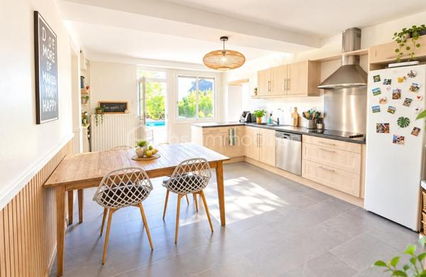 Propriété de charme – Authentique longère rénovée, volumes d’exception et potentiel remarquable

244 m² habitables • Dépendances • Piscine chauffée • Environnement bucolique

L’élégance de l’ancien, sublimée par une rénovation de qualité

À l’abri des regards, dans un environnement préservé où règnent calme et sérénité, se dévoile cette remarquable propriété de caractère, issue de la rénovation soignée d’une ancienne ferme longère.

Ici, le charme opère dès les premiers instants. La noblesse des matériaux anciens, les volumes généreux et la qualité des aménagements composent un ensemble harmonieux, où l’authenticité du bâti dialogue avec le confort d’une vie contemporaine.

Développant actuellement 244 m² habitables, la propriété bénéficie également d’un ensemble de dépendances et de volumes complémentaires offrant un potentiel d’évolution particulièrement séduisant.

Une adresse idéale pour les amoureux de belles demeures, en quête d’un lieu de vie singulier, d’une résidence secondaire de caractère ou d’un projet familial aux multiples possibilités.

Une maison de caractère, entre histoire et raffinement

L’habitation d’origine a su préserver son âme et les témoignages de son passé, tout en bénéficiant d’un très bel état général.

Au rez-de-chaussée, la cuisine indépendante conjugue fonctionnalité et convivialité. Spacieuse, elle invite naturellement aux repas partagés et aux moments de vie en famille.

Dans son prolongement, le salon-bibliothèque séduit par son atmosphère chaleureuse et intemporelle. Son carrelage d’origine, soigneusement préservé, apporte une véritable signature esthétique à cette pièce pleine de charme.

Un authentique escalier de meunier, témoin du passé de la propriété, vient compléter cette ambiance unique et rappelle toute la richesse architecturale de cette ancienne ferme.

Ce niveau propose également :

Une chambre.
Un espace dressing.
Un bureau avec raccordement à la fibre optique, idéal pour le télétravail.
Une salle d’eau.

À l’étage, l’espace nuit se compose de trois chambres, ainsi que d’une salle d’eau et de WC, dans un état irréprochable.

L’ensemble offre une distribution familiale équilibrée, propice à une vie confortable et paisible.

Un potentiel d’agrandissement exceptionnel

L’un des atouts majeurs de cette propriété réside dans ses espaces annexes, offrant de nombreuses perspectives d’aménagement.

Attenante à la maison principale, une ancienne dépendance a fait l’objet d’une réhabilitation complète, donnant naissance à environ 110 m² entièrement neufs, de plain-pied.

Un volume particulièrement intéressant, qui pourra répondre à de nombreux projets : espace de vie indépendant, suite parentale, activité professionnelle, réception ou logement complémentaire.

Au-dessus, un vaste grenier sur dalle béton offre encore près de 100 m² au sol, permettant d’imaginer un aménagement personnalisé selon les envies et les besoins de ses futurs propriétaires.

La propriété dispose également d’un dernier volume d’environ 90 m² à réhabiliter, dont la destination habitable est d’ores et déjà acquise.

Un ensemble rare, qui laisse entrevoir un potentiel d’évolution considérable, tout en conservant l’âme et l’identité de la propriété.

Des extérieurs dessinés comme un véritable art de vivre

À l’extérieur, la propriété révèle un cadre de vie d’une grande qualité.

Les jardins, soigneusement pensés et aménagés par un paysagiste, offrent une succession d’espaces harmonieux où la nature trouve toute sa place.

La piscine constitue une véritable invitation à la détente. Chauffée par pompe à chaleur et équipée d’un tapis motorisé de couverture, elle s’intègre avec élégance dans cet environnement verdoyant.

Au fond du jardin, un joli verger bio prolonge la propriété. Une partie prairie, actuellement dédiée à l’éco-pâturage, apporte une dimension champêtre et authentique à l’ensemble.

Un puits fonctionnel vient compléter les prestations extérieures.

Ici, chaque espace a été conçu pour profiter pleinement des beaux jours, recevoir, se ressourcer ou simplement savourer le calme d’un environnement préservé.

Des dépendances aux multiples possibilités

La propriété bénéficie d’un ensemble de bâtiments annexes qui renforcent encore son caractère et son potentiel :

Un vaste préau permettant d’abriter deux véhicules et de disposer d’un espace de stockage.
Une grange.
Des anciennes soues.
Plusieurs espaces de rangement et de stockage.
Un volume complémentaire d’environ 90 m² à réhabiliter, avec destination habitable acquise.

Ces dépendances offrent une véritable liberté d’usage et pourront accompagner les projets les plus variés : espaces de réception, atelier, stockage, hébergement complémentaire ou développement d’une activité.

Des prestations pensées pour le confort

La propriété bénéficie d’équipements qui conjuguent confort, efficacité et sérénité :

Pompe à chaleur installée en 2017, révisée annuellement.
Poêle à granulés programmable.
Menuiseries aluminium double vitrage.
Assainissement autonome neuf et conforme.
Fibre optique.
Piscine chauffée par pompe à chaleur avec couverture motorisée.
Une propriété rare, pour une vie choisie

Cette ancienne ferme longère offre une qualité de vie particulièrement recherchée : le charme d’une demeure ancienne, la générosité de ses volumes, la richesse de ses dépendances et la douceur d’un environnement rural soigneusement préservé.

Sa vue dégagée, ses jardins paysagers, sa piscine et ses nombreuses possibilités d’évolution en font une propriété aussi séduisante en résidence principale qu’en maison secondaire.

Un lieu de vie authentique et élégant, où chaque détail raconte une histoire et où l’avenir reste à imaginer.

Une propriété de caractère à découvrir sans tarder, pour apprécier pleinement la qualité de sa rénovation, la beauté de ses extérieurs et l’exceptionnel potentiel de cet ensemble.

Dossier complet et visite sur rendez-vous.