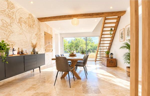 Propriété de charme – Authentique longère rénovée, volumes d’exception et potentiel remarquable

244 m² habitables • Dépendances • Piscine chauffée • Environnement bucolique

L’élégance de l’ancien, sublimée par une rénovation de qualité

À l’abri des regards, dans un environnement préservé où règnent calme et sérénité, se dévoile cette remarquable propriété de caractère, issue de la rénovation soignée d’une ancienne ferme longère.

Ici, le charme opère dès les premiers instants. La noblesse des matériaux anciens, les volumes généreux et la qualité des aménagements composent un ensemble harmonieux, où l’authenticité du bâti dialogue avec le confort d’une vie contemporaine.

Développant actuellement 244 m² habitables, la propriété bénéficie également d’un ensemble de dépendances et de volumes complémentaires offrant un potentiel d’évolution particulièrement séduisant.

Une adresse idéale pour les amoureux de belles demeures, en quête d’un lieu de vie singulier, d’une résidence secondaire de caractère ou d’un projet familial aux multiples possibilités.

Une maison de caractère, entre histoire et raffinement

L’habitation d’origine a su préserver son âme et les témoignages de son passé, tout en bénéficiant d’un très bel état général.

Au rez-de-chaussée, la cuisine indépendante conjugue fonctionnalité et convivialité. Spacieuse, elle invite naturellement aux repas partagés et aux moments de vie en famille.

Dans son prolongement, le salon-bibliothèque séduit par son atmosphère chaleureuse et intemporelle. Son carrelage d’origine, soigneusement préservé, apporte une véritable signature esthétique à cette pièce pleine de charme.

Un authentique escalier de meunier, témoin du passé de la propriété, vient compléter cette ambiance unique et rappelle toute la richesse architecturale de cette ancienne ferme.

Ce niveau propose également :

Une chambre.
Un espace dressing.
Un bureau avec raccordement à la fibre optique, idéal pour le télétravail.
Une salle d’eau.

À l’étage, l’espace nuit se compose de trois chambres, ainsi que d’une salle d’eau et de WC, dans un état irréprochable.

L’ensemble offre une distribution familiale équilibrée, propice à une vie confortable et paisible.

Un potentiel d’agrandissement exceptionnel

L’un des atouts majeurs de cette propriété réside dans ses espaces annexes, offrant de nombreuses perspectives d’aménagement.

Attenante à la maison principale, une ancienne dépendance a fait l’objet d’une réhabilitation complète, donnant naissance à environ 110 m² entièrement neufs, de plain-pied.

Un volume particulièrement intéressant, qui pourra répondre à de nombreux projets : espace de vie indépendant, suite parentale, activité professionnelle, réception ou logement complémentaire.

Au-dessus, un vaste grenier sur dalle béton offre encore près de 100 m² au sol, permettant d’imaginer un aménagement personnalisé selon les envies et les besoins de ses futurs propriétaires.

La propriété dispose également d’un dernier volume d’environ 90 m² à réhabiliter, dont la destination habitable est d’ores et déjà acquise.

Un ensemble rare, qui laisse entrevoir un potentiel d’évolution considérable, tout en conservant l’âme et l’identité de la propriété.

Des extérieurs dessinés comme un véritable art de vivre

À l’extérieur, la propriété révèle un cadre de vie d’une grande qualité.

Les jardins, soigneusement pensés et aménagés par un paysagiste, offrent une succession d’espaces harmonieux où la nature trouve toute sa place.

La piscine constitue une véritable invitation à la détente. Chauffée par pompe à chaleur et équipée d’un tapis motorisé de couverture, elle s’intègre avec élégance dans cet environnement verdoyant.

Au fond du jardin, un joli verger bio prolonge la propriété. Une partie prairie, actuellement dédiée à l’éco-pâturage, apporte une dimension champêtre et authentique à l’ensemble.

Un puits fonctionnel vient compléter les prestations extérieures.

Ici, chaque espace a été conçu pour profiter pleinement des beaux jours, recevoir, se ressourcer ou simplement savourer le calme d’un environnement préservé.

Des dépendances aux multiples possibilités

La propriété bénéficie d’un ensemble de bâtiments annexes qui renforcent encore son caractère et son potentiel :

Un vaste préau permettant d’abriter deux véhicules et de disposer d’un espace de stockage.
Une grange.
Des anciennes soues.
Plusieurs espaces de rangement et de stockage.
Un volume complémentaire d’environ 90 m² à réhabiliter, avec destination habitable acquise.

Ces dépendances offrent une véritable liberté d’usage et pourront accompagner les projets les plus variés : espaces de réception, atelier, stockage, hébergement complémentaire ou développement d’une activité.

Des prestations pensées pour le confort

La propriété bénéficie d’équipements qui conjuguent confort, efficacité et sérénité :

Pompe à chaleur installée en 2017, révisée annuellement.
Poêle à granulés programmable.
Menuiseries aluminium double vitrage.
Assainissement autonome neuf et conforme.
Fibre optique.
Piscine chauffée par pompe à chaleur avec couverture motorisée.
Une propriété rare, pour une vie choisie

Cette ancienne ferme longère offre une qualité de vie particulièrement recherchée : le charme d’une demeure ancienne, la générosité de ses volumes, la richesse de ses dépendances et la douceur d’un environnement rural soigneusement préservé.

Sa vue dégagée, ses jardins paysagers, sa piscine et ses nombreuses possibilités d’évolution en font une propriété aussi séduisante en résidence principale qu’en maison secondaire.

Un lieu de vie authentique et élégant, où chaque détail raconte une histoire et où l’avenir reste à imaginer.

Une propriété de caractère à découvrir sans tarder, pour apprécier pleinement la qualité de sa rénovation, la beauté de ses extérieurs et l’exceptionnel potentiel de cet ensemble.

Dossier complet et visite sur rendez-vous.