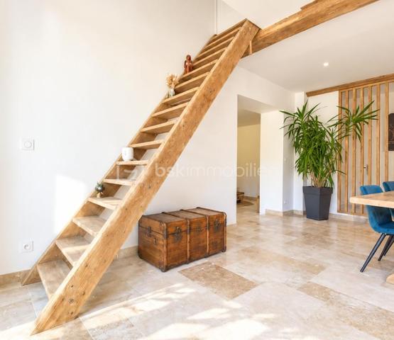 Propriété de charme – Authentique longère rénovée, volumes d’exception et potentiel remarquable

244 m² habitables • Dépendances • Piscine chauffée • Environnement bucolique

L’élégance de l’ancien, sublimée par une rénovation de qualité

À l’abri des regards, dans un environnement préservé où règnent calme et sérénité, se dévoile cette remarquable propriété de caractère, issue de la rénovation soignée d’une ancienne ferme longère.

Ici, le charme opère dès les premiers instants. La noblesse des matériaux anciens, les volumes généreux et la qualité des aménagements composent un ensemble harmonieux, où l’authenticité du bâti dialogue avec le confort d’une vie contemporaine.

Développant actuellement 244 m² habitables, la propriété bénéficie également d’un ensemble de dépendances et de volumes complémentaires offrant un potentiel d’évolution particulièrement séduisant.

Une adresse idéale pour les amoureux de belles demeures, en quête d’un lieu de vie singulier, d’une résidence secondaire de caractère ou d’un projet familial aux multiples possibilités.

Une maison de caractère, entre histoire et raffinement

L’habitation d’origine a su préserver son âme et les témoignages de son passé, tout en bénéficiant d’un très bel état général.

Au rez-de-chaussée, la cuisine indépendante conjugue fonctionnalité et convivialité. Spacieuse, elle invite naturellement aux repas partagés et aux moments de vie en famille.

Dans son prolongement, le salon-bibliothèque séduit par son atmosphère chaleureuse et intemporelle. Son carrelage d’origine, soigneusement préservé, apporte une véritable signature esthétique à cette pièce pleine de charme.

Un authentique escalier de meunier, témoin du passé de la propriété, vient compléter cette ambiance unique et rappelle toute la richesse architecturale de cette ancienne ferme.

Ce niveau propose également :

Une chambre.
Un espace dressing.
Un bureau avec raccordement à la fibre optique, idéal pour le télétravail.
Une salle d’eau.

À l’étage, l’espace nuit se compose de trois chambres, ainsi que d’une salle d’eau et de WC, dans un état irréprochable.

L’ensemble offre une distribution familiale équilibrée, propice à une vie confortable et paisible.

Un potentiel d’agrandissement exceptionnel

L’un des atouts majeurs de cette propriété réside dans ses espaces annexes, offrant de nombreuses perspectives d’aménagement.

Attenante à la maison principale, une ancienne dépendance a fait l’objet d’une réhabilitation complète, donnant naissance à environ 110 m² entièrement neufs, de plain-pied.

Un volume particulièrement intéressant, qui pourra répondre à de nombreux projets : espace de vie indépendant, suite parentale, activité professionnelle, réception ou logement complémentaire.

Au-dessus, un vaste grenier sur dalle béton offre encore près de 100 m² au sol, permettant d’imaginer un aménagement personnalisé selon les envies et les besoins de ses futurs propriétaires.

La propriété dispose également d’un dernier volume d’environ 90 m² à réhabiliter, dont la destination habitable est d’ores et déjà acquise.

Un ensemble rare, qui laisse entrevoir un potentiel d’évolution considérable, tout en conservant l’âme et l’identité de la propriété.

Des extérieurs dessinés comme un véritable art de vivre

À l’extérieur, la propriété révèle un cadre de vie d’une grande qualité.

Les jardins, soigneusement pensés et aménagés par un paysagiste, offrent une succession d’espaces harmonieux où la nature trouve toute sa place.

La piscine constitue une véritable invitation à la détente. Chauffée par pompe à chaleur et équipée d’un tapis motorisé de couverture, elle s’intègre avec élégance dans cet environnement verdoyant.

Au fond du jardin, un joli verger bio prolonge la propriété. Une partie prairie, actuellement dédiée à l’éco-pâturage, apporte une dimension champêtre et authentique à l’ensemble.

Un puits fonctionnel vient compléter les prestations extérieures.

Ici, chaque espace a été conçu pour profiter pleinement des beaux jours, recevoir, se ressourcer ou simplement savourer le calme d’un environnement préservé.

Des dépendances aux multiples possibilités

La propriété bénéficie d’un ensemble de bâtiments annexes qui renforcent encore son caractère et son potentiel :

Un vaste préau permettant d’abriter deux véhicules et de disposer d’un espace de stockage.
Une grange.
Des anciennes soues.
Plusieurs espaces de rangement et de stockage.
Un volume complémentaire d’environ 90 m² à réhabiliter, avec destination habitable acquise.

Ces dépendances offrent une véritable liberté d’usage et pourront accompagner les projets les plus variés : espaces de réception, atelier, stockage, hébergement complémentaire ou développement d’une activité.

Des prestations pensées pour le confort

La propriété bénéficie d’équipements qui conjuguent confort, efficacité et sérénité :

Pompe à chaleur installée en 2017, révisée annuellement.
Poêle à granulés programmable.
Menuiseries aluminium double vitrage.
Assainissement autonome neuf et conforme.
Fibre optique.
Piscine chauffée par pompe à chaleur avec couverture motorisée.
Une propriété rare, pour une vie choisie

Cette ancienne ferme longère offre une qualité de vie particulièrement recherchée : le charme d’une demeure ancienne, la générosité de ses volumes, la richesse de ses dépendances et la douceur d’un environnement rural soigneusement préservé.

Sa vue dégagée, ses jardins paysagers, sa piscine et ses nombreuses possibilités d’évolution en font une propriété aussi séduisante en résidence principale qu’en maison secondaire.

Un lieu de vie authentique et élégant, où chaque détail raconte une histoire et où l’avenir reste à imaginer.

Une propriété de caractère à découvrir sans tarder, pour apprécier pleinement la qualité de sa rénovation, la beauté de ses extérieurs et l’exceptionnel potentiel de cet ensemble.

Dossier complet et visite sur rendez-vous.