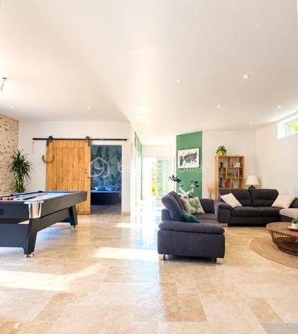 Propriété de charme – Authentique longère rénovée, volumes d’exception et potentiel remarquable

244 m² habitables • Dépendances • Piscine chauffée • Environnement bucolique

L’élégance de l’ancien, sublimée par une rénovation de qualité

À l’abri des regards, dans un environnement préservé où règnent calme et sérénité, se dévoile cette remarquable propriété de caractère, issue de la rénovation soignée d’une ancienne ferme longère.

Ici, le charme opère dès les premiers instants. La noblesse des matériaux anciens, les volumes généreux et la qualité des aménagements composent un ensemble harmonieux, où l’authenticité du bâti dialogue avec le confort d’une vie contemporaine.

Développant actuellement 244 m² habitables, la propriété bénéficie également d’un ensemble de dépendances et de volumes complémentaires offrant un potentiel d’évolution particulièrement séduisant.

Une adresse idéale pour les amoureux de belles demeures, en quête d’un lieu de vie singulier, d’une résidence secondaire de caractère ou d’un projet familial aux multiples possibilités.

Une maison de caractère, entre histoire et raffinement

L’habitation d’origine a su préserver son âme et les témoignages de son passé, tout en bénéficiant d’un très bel état général.

Au rez-de-chaussée, la cuisine indépendante conjugue fonctionnalité et convivialité. Spacieuse, elle invite naturellement aux repas partagés et aux moments de vie en famille.

Dans son prolongement, le salon-bibliothèque séduit par son atmosphère chaleureuse et intemporelle. Son carrelage d’origine, soigneusement préservé, apporte une véritable signature esthétique à cette pièce pleine de charme.

Un authentique escalier de meunier, témoin du passé de la propriété, vient compléter cette ambiance unique et rappelle toute la richesse architecturale de cette ancienne ferme.

Ce niveau propose également :

Une chambre.
Un espace dressing.
Un bureau avec raccordement à la fibre optique, idéal pour le télétravail.
Une salle d’eau.

À l’étage, l’espace nuit se compose de trois chambres, ainsi que d’une salle d’eau et de WC, dans un état irréprochable.

L’ensemble offre une distribution familiale équilibrée, propice à une vie confortable et paisible.

Un potentiel d’agrandissement exceptionnel

L’un des atouts majeurs de cette propriété réside dans ses espaces annexes, offrant de nombreuses perspectives d’aménagement.

Attenante à la maison principale, une ancienne dépendance a fait l’objet d’une réhabilitation complète, donnant naissance à environ 110 m² entièrement neufs, de plain-pied.

Un volume particulièrement intéressant, qui pourra répondre à de nombreux projets : espace de vie indépendant, suite parentale, activité professionnelle, réception ou logement complémentaire.

Au-dessus, un vaste grenier sur dalle béton offre encore près de 100 m² au sol, permettant d’imaginer un aménagement personnalisé selon les envies et les besoins de ses futurs propriétaires.

La propriété dispose également d’un dernier volume d’environ 90 m² à réhabiliter, dont la destination habitable est d’ores et déjà acquise.

Un ensemble rare, qui laisse entrevoir un potentiel d’évolution considérable, tout en conservant l’âme et l’identité de la propriété.

Des extérieurs dessinés comme un véritable art de vivre

À l’extérieur, la propriété révèle un cadre de vie d’une grande qualité.

Les jardins, soigneusement pensés et aménagés par un paysagiste, offrent une succession d’espaces harmonieux où la nature trouve toute sa place.

La piscine constitue une véritable invitation à la détente. Chauffée par pompe à chaleur et équipée d’un tapis motorisé de couverture, elle s’intègre avec élégance dans cet environnement verdoyant.

Au fond du jardin, un joli verger bio prolonge la propriété. Une partie prairie, actuellement dédiée à l’éco-pâturage, apporte une dimension champêtre et authentique à l’ensemble.

Un puits fonctionnel vient compléter les prestations extérieures.

Ici, chaque espace a été conçu pour profiter pleinement des beaux jours, recevoir, se ressourcer ou simplement savourer le calme d’un environnement préservé.

Des dépendances aux multiples possibilités

La propriété bénéficie d’un ensemble de bâtiments annexes qui renforcent encore son caractère et son potentiel :

Un vaste préau permettant d’abriter deux véhicules et de disposer d’un espace de stockage.
Une grange.
Des anciennes soues.
Plusieurs espaces de rangement et de stockage.
Un volume complémentaire d’environ 90 m² à réhabiliter, avec destination habitable acquise.

Ces dépendances offrent une véritable liberté d’usage et pourront accompagner les projets les plus variés : espaces de réception, atelier, stockage, hébergement complémentaire ou développement d’une activité.

Des prestations pensées pour le confort

La propriété bénéficie d’équipements qui conjuguent confort, efficacité et sérénité :

Pompe à chaleur installée en 2017, révisée annuellement.
Poêle à granulés programmable.
Menuiseries aluminium double vitrage.
Assainissement autonome neuf et conforme.
Fibre optique.
Piscine chauffée par pompe à chaleur avec couverture motorisée.
Une propriété rare, pour une vie choisie

Cette ancienne ferme longère offre une qualité de vie particulièrement recherchée : le charme d’une demeure ancienne, la générosité de ses volumes, la richesse de ses dépendances et la douceur d’un environnement rural soigneusement préservé.

Sa vue dégagée, ses jardins paysagers, sa piscine et ses nombreuses possibilités d’évolution en font une propriété aussi séduisante en résidence principale qu’en maison secondaire.

Un lieu de vie authentique et élégant, où chaque détail raconte une histoire et où l’avenir reste à imaginer.

Une propriété de caractère à découvrir sans tarder, pour apprécier pleinement la qualité de sa rénovation, la beauté de ses extérieurs et l’exceptionnel potentiel de cet ensemble.

Dossier complet et visite sur rendez-vous.