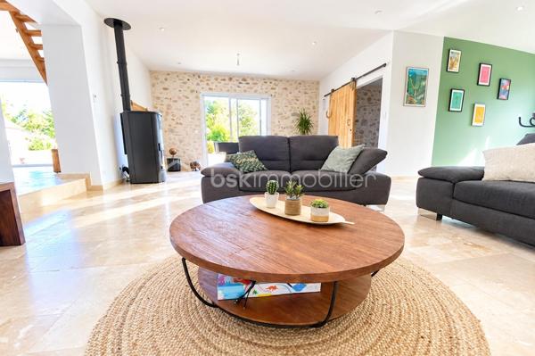 Propriété de charme – Authentique longère rénovée, volumes d’exception et potentiel remarquable

244 m² habitables • Dépendances • Piscine chauffée • Environnement bucolique

L’élégance de l’ancien, sublimée par une rénovation de qualité

À l’abri des regards, dans un environnement préservé où règnent calme et sérénité, se dévoile cette remarquable propriété de caractère, issue de la rénovation soignée d’une ancienne ferme longère.

Ici, le charme opère dès les premiers instants. La noblesse des matériaux anciens, les volumes généreux et la qualité des aménagements composent un ensemble harmonieux, où l’authenticité du bâti dialogue avec le confort d’une vie contemporaine.

Développant actuellement 244 m² habitables, la propriété bénéficie également d’un ensemble de dépendances et de volumes complémentaires offrant un potentiel d’évolution particulièrement séduisant.

Une adresse idéale pour les amoureux de belles demeures, en quête d’un lieu de vie singulier, d’une résidence secondaire de caractère ou d’un projet familial aux multiples possibilités.

Une maison de caractère, entre histoire et raffinement

L’habitation d’origine a su préserver son âme et les témoignages de son passé, tout en bénéficiant d’un très bel état général.

Au rez-de-chaussée, la cuisine indépendante conjugue fonctionnalité et convivialité. Spacieuse, elle invite naturellement aux repas partagés et aux moments de vie en famille.

Dans son prolongement, le salon-bibliothèque séduit par son atmosphère chaleureuse et intemporelle. Son carrelage d’origine, soigneusement préservé, apporte une véritable signature esthétique à cette pièce pleine de charme.

Un authentique escalier de meunier, témoin du passé de la propriété, vient compléter cette ambiance unique et rappelle toute la richesse architecturale de cette ancienne ferme.

Ce niveau propose également :

Une chambre.
Un espace dressing.
Un bureau avec raccordement à la fibre optique, idéal pour le télétravail.
Une salle d’eau.

À l’étage, l’espace nuit se compose de trois chambres, ainsi que d’une salle d’eau et de WC, dans un état irréprochable.

L’ensemble offre une distribution familiale équilibrée, propice à une vie confortable et paisible.

Un potentiel d’agrandissement exceptionnel

L’un des atouts majeurs de cette propriété réside dans ses espaces annexes, offrant de nombreuses perspectives d’aménagement.

Attenante à la maison principale, une ancienne dépendance a fait l’objet d’une réhabilitation complète, donnant naissance à environ 110 m² entièrement neufs, de plain-pied.

Un volume particulièrement intéressant, qui pourra répondre à de nombreux projets : espace de vie indépendant, suite parentale, activité professionnelle, réception ou logement complémentaire.

Au-dessus, un vaste grenier sur dalle béton offre encore près de 100 m² au sol, permettant d’imaginer un aménagement personnalisé selon les envies et les besoins de ses futurs propriétaires.

La propriété dispose également d’un dernier volume d’environ 90 m² à réhabiliter, dont la destination habitable est d’ores et déjà acquise.

Un ensemble rare, qui laisse entrevoir un potentiel d’évolution considérable, tout en conservant l’âme et l’identité de la propriété.

Des extérieurs dessinés comme un véritable art de vivre

À l’extérieur, la propriété révèle un cadre de vie d’une grande qualité.

Les jardins, soigneusement pensés et aménagés par un paysagiste, offrent une succession d’espaces harmonieux où la nature trouve toute sa place.

La piscine constitue une véritable invitation à la détente. Chauffée par pompe à chaleur et équipée d’un tapis motorisé de couverture, elle s’intègre avec élégance dans cet environnement verdoyant.

Au fond du jardin, un joli verger bio prolonge la propriété. Une partie prairie, actuellement dédiée à l’éco-pâturage, apporte une dimension champêtre et authentique à l’ensemble.

Un puits fonctionnel vient compléter les prestations extérieures.

Ici, chaque espace a été conçu pour profiter pleinement des beaux jours, recevoir, se ressourcer ou simplement savourer le calme d’un environnement préservé.

Des dépendances aux multiples possibilités

La propriété bénéficie d’un ensemble de bâtiments annexes qui renforcent encore son caractère et son potentiel :

Un vaste préau permettant d’abriter deux véhicules et de disposer d’un espace de stockage.
Une grange.
Des anciennes soues.
Plusieurs espaces de rangement et de stockage.
Un volume complémentaire d’environ 90 m² à réhabiliter, avec destination habitable acquise.

Ces dépendances offrent une véritable liberté d’usage et pourront accompagner les projets les plus variés : espaces de réception, atelier, stockage, hébergement complémentaire ou développement d’une activité.

Des prestations pensées pour le confort

La propriété bénéficie d’équipements qui conjuguent confort, efficacité et sérénité :

Pompe à chaleur installée en 2017, révisée annuellement.
Poêle à granulés programmable.
Menuiseries aluminium double vitrage.
Assainissement autonome neuf et conforme.
Fibre optique.
Piscine chauffée par pompe à chaleur avec couverture motorisée.
Une propriété rare, pour une vie choisie

Cette ancienne ferme longère offre une qualité de vie particulièrement recherchée : le charme d’une demeure ancienne, la générosité de ses volumes, la richesse de ses dépendances et la douceur d’un environnement rural soigneusement préservé.

Sa vue dégagée, ses jardins paysagers, sa piscine et ses nombreuses possibilités d’évolution en font une propriété aussi séduisante en résidence principale qu’en maison secondaire.

Un lieu de vie authentique et élégant, où chaque détail raconte une histoire et où l’avenir reste à imaginer.

Une propriété de caractère à découvrir sans tarder, pour apprécier pleinement la qualité de sa rénovation, la beauté de ses extérieurs et l’exceptionnel potentiel de cet ensemble.

Dossier complet et visite sur rendez-vous.