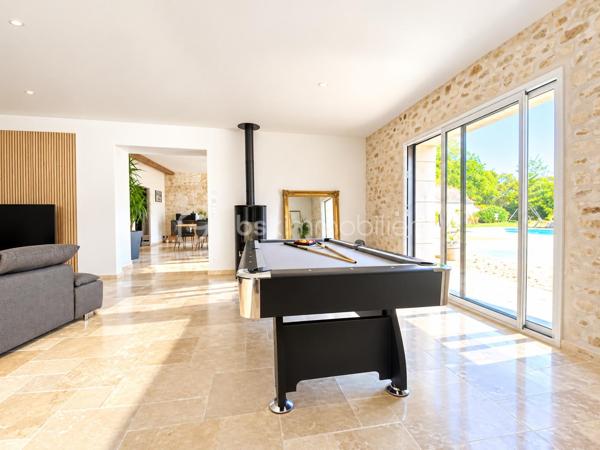 Propriété de charme – Authentique longère rénovée, volumes d’exception et potentiel remarquable

244 m² habitables • Dépendances • Piscine chauffée • Environnement bucolique

L’élégance de l’ancien, sublimée par une rénovation de qualité

À l’abri des regards, dans un environnement préservé où règnent calme et sérénité, se dévoile cette remarquable propriété de caractère, issue de la rénovation soignée d’une ancienne ferme longère.

Ici, le charme opère dès les premiers instants. La noblesse des matériaux anciens, les volumes généreux et la qualité des aménagements composent un ensemble harmonieux, où l’authenticité du bâti dialogue avec le confort d’une vie contemporaine.

Développant actuellement 244 m² habitables, la propriété bénéficie également d’un ensemble de dépendances et de volumes complémentaires offrant un potentiel d’évolution particulièrement séduisant.

Une adresse idéale pour les amoureux de belles demeures, en quête d’un lieu de vie singulier, d’une résidence secondaire de caractère ou d’un projet familial aux multiples possibilités.

Une maison de caractère, entre histoire et raffinement

L’habitation d’origine a su préserver son âme et les témoignages de son passé, tout en bénéficiant d’un très bel état général.

Au rez-de-chaussée, la cuisine indépendante conjugue fonctionnalité et convivialité. Spacieuse, elle invite naturellement aux repas partagés et aux moments de vie en famille.

Dans son prolongement, le salon-bibliothèque séduit par son atmosphère chaleureuse et intemporelle. Son carrelage d’origine, soigneusement préservé, apporte une véritable signature esthétique à cette pièce pleine de charme.

Un authentique escalier de meunier, témoin du passé de la propriété, vient compléter cette ambiance unique et rappelle toute la richesse architecturale de cette ancienne ferme.

Ce niveau propose également :

Une chambre.
Un espace dressing.
Un bureau avec raccordement à la fibre optique, idéal pour le télétravail.
Une salle d’eau.

À l’étage, l’espace nuit se compose de trois chambres, ainsi que d’une salle d’eau et de WC, dans un état irréprochable.

L’ensemble offre une distribution familiale équilibrée, propice à une vie confortable et paisible.

Un potentiel d’agrandissement exceptionnel

L’un des atouts majeurs de cette propriété réside dans ses espaces annexes, offrant de nombreuses perspectives d’aménagement.

Attenante à la maison principale, une ancienne dépendance a fait l’objet d’une réhabilitation complète, donnant naissance à environ 110 m² entièrement neufs, de plain-pied.

Un volume particulièrement intéressant, qui pourra répondre à de nombreux projets : espace de vie indépendant, suite parentale, activité professionnelle, réception ou logement complémentaire.

Au-dessus, un vaste grenier sur dalle béton offre encore près de 100 m² au sol, permettant d’imaginer un aménagement personnalisé selon les envies et les besoins de ses futurs propriétaires.

La propriété dispose également d’un dernier volume d’environ 90 m² à réhabiliter, dont la destination habitable est d’ores et déjà acquise.

Un ensemble rare, qui laisse entrevoir un potentiel d’évolution considérable, tout en conservant l’âme et l’identité de la propriété.

Des extérieurs dessinés comme un véritable art de vivre

À l’extérieur, la propriété révèle un cadre de vie d’une grande qualité.

Les jardins, soigneusement pensés et aménagés par un paysagiste, offrent une succession d’espaces harmonieux où la nature trouve toute sa place.

La piscine constitue une véritable invitation à la détente. Chauffée par pompe à chaleur et équipée d’un tapis motorisé de couverture, elle s’intègre avec élégance dans cet environnement verdoyant.

Au fond du jardin, un joli verger bio prolonge la propriété. Une partie prairie, actuellement dédiée à l’éco-pâturage, apporte une dimension champêtre et authentique à l’ensemble.

Un puits fonctionnel vient compléter les prestations extérieures.

Ici, chaque espace a été conçu pour profiter pleinement des beaux jours, recevoir, se ressourcer ou simplement savourer le calme d’un environnement préservé.

Des dépendances aux multiples possibilités

La propriété bénéficie d’un ensemble de bâtiments annexes qui renforcent encore son caractère et son potentiel :

Un vaste préau permettant d’abriter deux véhicules et de disposer d’un espace de stockage.
Une grange.
Des anciennes soues.
Plusieurs espaces de rangement et de stockage.
Un volume complémentaire d’environ 90 m² à réhabiliter, avec destination habitable acquise.

Ces dépendances offrent une véritable liberté d’usage et pourront accompagner les projets les plus variés : espaces de réception, atelier, stockage, hébergement complémentaire ou développement d’une activité.

Des prestations pensées pour le confort

La propriété bénéficie d’équipements qui conjuguent confort, efficacité et sérénité :

Pompe à chaleur installée en 2017, révisée annuellement.
Poêle à granulés programmable.
Menuiseries aluminium double vitrage.
Assainissement autonome neuf et conforme.
Fibre optique.
Piscine chauffée par pompe à chaleur avec couverture motorisée.
Une propriété rare, pour une vie choisie

Cette ancienne ferme longère offre une qualité de vie particulièrement recherchée : le charme d’une demeure ancienne, la générosité de ses volumes, la richesse de ses dépendances et la douceur d’un environnement rural soigneusement préservé.

Sa vue dégagée, ses jardins paysagers, sa piscine et ses nombreuses possibilités d’évolution en font une propriété aussi séduisante en résidence principale qu’en maison secondaire.

Un lieu de vie authentique et élégant, où chaque détail raconte une histoire et où l’avenir reste à imaginer.

Une propriété de caractère à découvrir sans tarder, pour apprécier pleinement la qualité de sa rénovation, la beauté de ses extérieurs et l’exceptionnel potentiel de cet ensemble.

Dossier complet et visite sur rendez-vous.