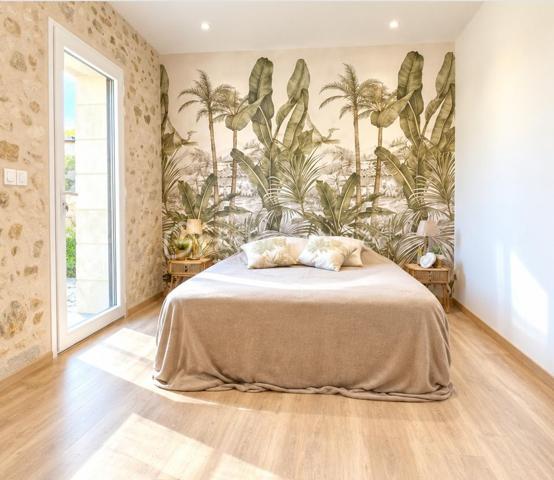 Propriété de charme – Authentique longère rénovée, volumes d’exception et potentiel remarquable

244 m² habitables • Dépendances • Piscine chauffée • Environnement bucolique

L’élégance de l’ancien, sublimée par une rénovation de qualité

À l’abri des regards, dans un environnement préservé où règnent calme et sérénité, se dévoile cette remarquable propriété de caractère, issue de la rénovation soignée d’une ancienne ferme longère.

Ici, le charme opère dès les premiers instants. La noblesse des matériaux anciens, les volumes généreux et la qualité des aménagements composent un ensemble harmonieux, où l’authenticité du bâti dialogue avec le confort d’une vie contemporaine.

Développant actuellement 244 m² habitables, la propriété bénéficie également d’un ensemble de dépendances et de volumes complémentaires offrant un potentiel d’évolution particulièrement séduisant.

Une adresse idéale pour les amoureux de belles demeures, en quête d’un lieu de vie singulier, d’une résidence secondaire de caractère ou d’un projet familial aux multiples possibilités.

Une maison de caractère, entre histoire et raffinement

L’habitation d’origine a su préserver son âme et les témoignages de son passé, tout en bénéficiant d’un très bel état général.

Au rez-de-chaussée, la cuisine indépendante conjugue fonctionnalité et convivialité. Spacieuse, elle invite naturellement aux repas partagés et aux moments de vie en famille.

Dans son prolongement, le salon-bibliothèque séduit par son atmosphère chaleureuse et intemporelle. Son carrelage d’origine, soigneusement préservé, apporte une véritable signature esthétique à cette pièce pleine de charme.

Un authentique escalier de meunier, témoin du passé de la propriété, vient compléter cette ambiance unique et rappelle toute la richesse architecturale de cette ancienne ferme.

Ce niveau propose également :

Une chambre.
Un espace dressing.
Un bureau avec raccordement à la fibre optique, idéal pour le télétravail.
Une salle d’eau.

À l’étage, l’espace nuit se compose de trois chambres, ainsi que d’une salle d’eau et de WC, dans un état irréprochable.

L’ensemble offre une distribution familiale équilibrée, propice à une vie confortable et paisible.

Un potentiel d’agrandissement exceptionnel

L’un des atouts majeurs de cette propriété réside dans ses espaces annexes, offrant de nombreuses perspectives d’aménagement.

Attenante à la maison principale, une ancienne dépendance a fait l’objet d’une réhabilitation complète, donnant naissance à environ 110 m² entièrement neufs, de plain-pied.

Un volume particulièrement intéressant, qui pourra répondre à de nombreux projets : espace de vie indépendant, suite parentale, activité professionnelle, réception ou logement complémentaire.

Au-dessus, un vaste grenier sur dalle béton offre encore près de 100 m² au sol, permettant d’imaginer un aménagement personnalisé selon les envies et les besoins de ses futurs propriétaires.

La propriété dispose également d’un dernier volume d’environ 90 m² à réhabiliter, dont la destination habitable est d’ores et déjà acquise.

Un ensemble rare, qui laisse entrevoir un potentiel d’évolution considérable, tout en conservant l’âme et l’identité de la propriété.

Des extérieurs dessinés comme un véritable art de vivre

À l’extérieur, la propriété révèle un cadre de vie d’une grande qualité.

Les jardins, soigneusement pensés et aménagés par un paysagiste, offrent une succession d’espaces harmonieux où la nature trouve toute sa place.

La piscine constitue une véritable invitation à la détente. Chauffée par pompe à chaleur et équipée d’un tapis motorisé de couverture, elle s’intègre avec élégance dans cet environnement verdoyant.

Au fond du jardin, un joli verger bio prolonge la propriété. Une partie prairie, actuellement dédiée à l’éco-pâturage, apporte une dimension champêtre et authentique à l’ensemble.

Un puits fonctionnel vient compléter les prestations extérieures.

Ici, chaque espace a été conçu pour profiter pleinement des beaux jours, recevoir, se ressourcer ou simplement savourer le calme d’un environnement préservé.

Des dépendances aux multiples possibilités

La propriété bénéficie d’un ensemble de bâtiments annexes qui renforcent encore son caractère et son potentiel :

Un vaste préau permettant d’abriter deux véhicules et de disposer d’un espace de stockage.
Une grange.
Des anciennes soues.
Plusieurs espaces de rangement et de stockage.
Un volume complémentaire d’environ 90 m² à réhabiliter, avec destination habitable acquise.

Ces dépendances offrent une véritable liberté d’usage et pourront accompagner les projets les plus variés : espaces de réception, atelier, stockage, hébergement complémentaire ou développement d’une activité.

Des prestations pensées pour le confort

La propriété bénéficie d’équipements qui conjuguent confort, efficacité et sérénité :

Pompe à chaleur installée en 2017, révisée annuellement.
Poêle à granulés programmable.
Menuiseries aluminium double vitrage.
Assainissement autonome neuf et conforme.
Fibre optique.
Piscine chauffée par pompe à chaleur avec couverture motorisée.
Une propriété rare, pour une vie choisie

Cette ancienne ferme longère offre une qualité de vie particulièrement recherchée : le charme d’une demeure ancienne, la générosité de ses volumes, la richesse de ses dépendances et la douceur d’un environnement rural soigneusement préservé.

Sa vue dégagée, ses jardins paysagers, sa piscine et ses nombreuses possibilités d’évolution en font une propriété aussi séduisante en résidence principale qu’en maison secondaire.

Un lieu de vie authentique et élégant, où chaque détail raconte une histoire et où l’avenir reste à imaginer.

Une propriété de caractère à découvrir sans tarder, pour apprécier pleinement la qualité de sa rénovation, la beauté de ses extérieurs et l’exceptionnel potentiel de cet ensemble.

Dossier complet et visite sur rendez-vous.