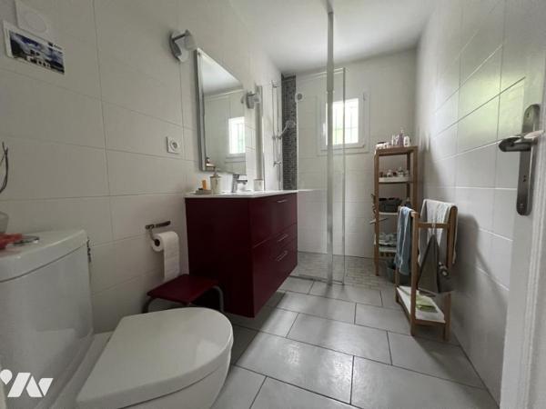 INZINZAC LOCHRIST proche bourg maison de type 7 en parfait état sur 471 M² de terrain