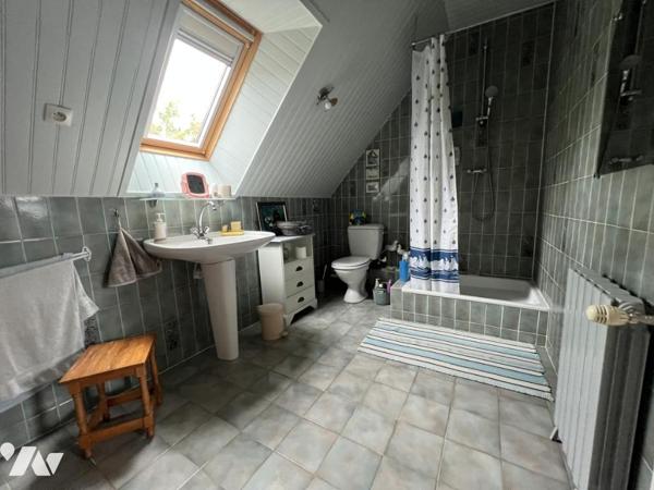 INZINZAC LOCHRIST proche bourg maison de type 7 en parfait état sur 471 M² de terrain