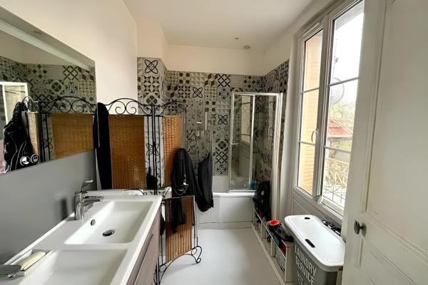 Maison
                                                                                                                                                                                                                                                                                                                        9 pièce(s)                                                                                                                                                                                                          5 chambre(s)                                                                                                                                                                                                          212  m²