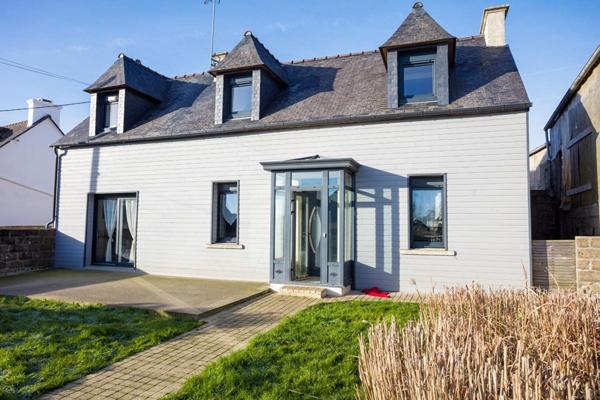 Exclusivité : Maison rénovée ,6 pièces , 3 chambres , Suite parentale , Plain-pied possible , Jardin , Garage , Dépendances Pleubian ,Proche mer et commerces
