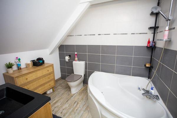 Exclusivité : Maison rénovée ,6 pièces , 3 chambres , Suite parentale , Plain-pied possible , Jardin , Garage , Dépendances Pleubian ,Proche mer et commerces