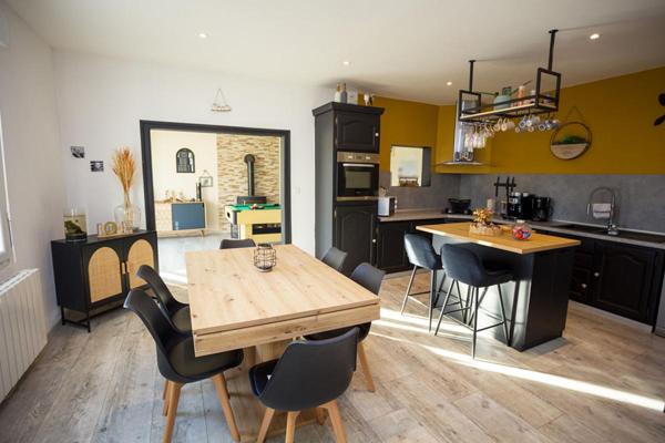 Exclusivité : Maison rénovée ,6 pièces , 3 chambres , Suite parentale , Plain-pied possible , Jardin , Garage , Dépendances Pleubian ,Proche mer et commerces