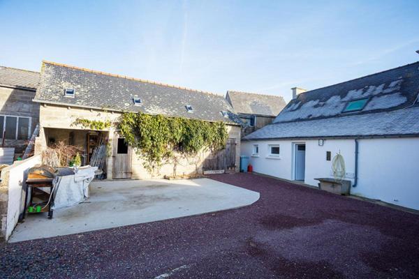 Exclusivité : Maison rénovée ,6 pièces , 3 chambres , Suite parentale , Plain-pied possible , Jardin , Garage , Dépendances Pleubian ,Proche mer et commerces