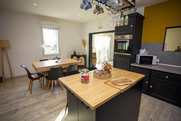 Exclusivité : Maison rénovée ,6 pièces , 3 chambres , Suite parentale , Plain-pied possible , Jardin , Garage , Dépendances Pleubian ,Proche mer et commerces