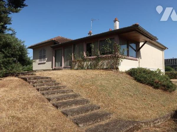 PAVILLON en BORDURE DU CLAIN, sur terrain de 1.839m2, se composant de :
- en rez-de-sol : gara...