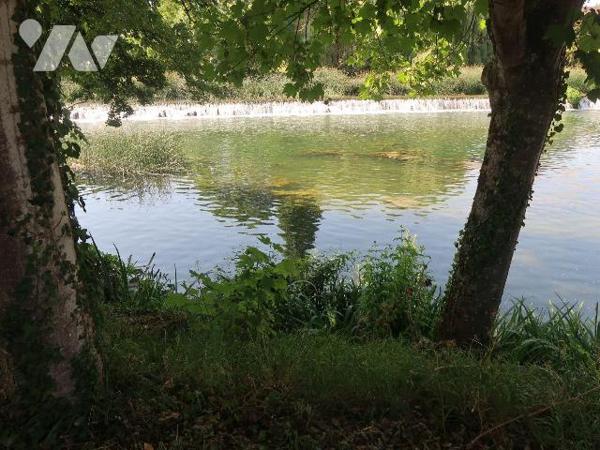 PAVILLON en BORDURE DU CLAIN, sur terrain de 1.839m2, se composant de :
- en rez-de-sol : gara...