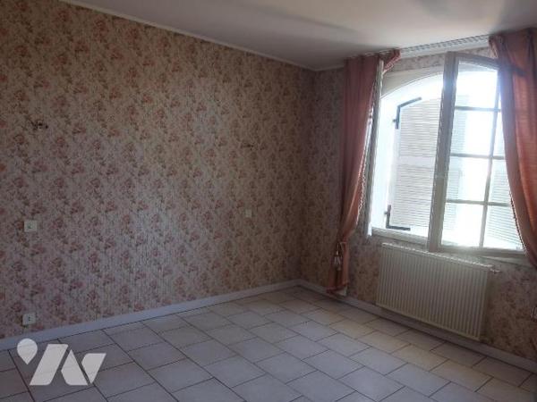 PAVILLON en BORDURE DU CLAIN, sur terrain de 1.839m2, se composant de :
- en rez-de-sol : gara...