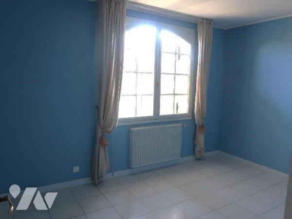 PAVILLON en BORDURE DU CLAIN, sur terrain de 1.839m2, se composant de :
- en rez-de-sol : gara...