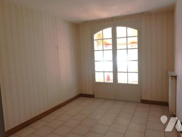PAVILLON en BORDURE DU CLAIN, sur terrain de 1.839m2, se composant de :
- en rez-de-sol : gara...
