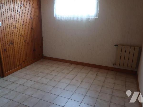 PAVILLON en BORDURE DU CLAIN, sur terrain de 1.839m2, se composant de :
- en rez-de-sol : gara...