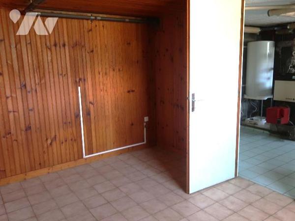 PAVILLON en BORDURE DU CLAIN, sur terrain de 1.839m2, se composant de :
- en rez-de-sol : gara...
