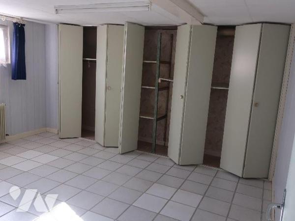 PAVILLON en BORDURE DU CLAIN, sur terrain de 1.839m2, se composant de :
- en rez-de-sol : gara...