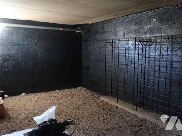 PAVILLON en BORDURE DU CLAIN, sur terrain de 1.839m2, se composant de :
- en rez-de-sol : gara...