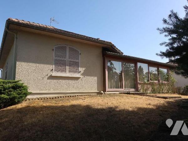 PAVILLON en BORDURE DU CLAIN, sur terrain de 1.839m2, se composant de :
- en rez-de-sol : gara...
