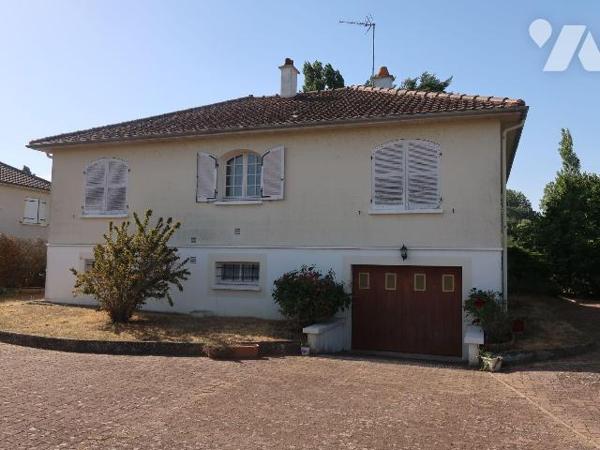 PAVILLON en BORDURE DU CLAIN, sur terrain de 1.839m2, se composant de :
- en rez-de-sol : gara...