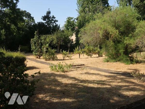 PAVILLON en BORDURE DU CLAIN, sur terrain de 1.839m2, se composant de :
- en rez-de-sol : gara...
