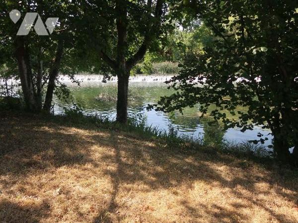 PAVILLON en BORDURE DU CLAIN, sur terrain de 1.839m2, se composant de :
- en rez-de-sol : gara...
