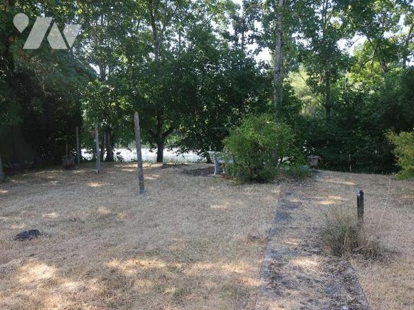 PAVILLON en BORDURE DU CLAIN, sur terrain de 1.839m2, se composant de :
- en rez-de-sol : gara...