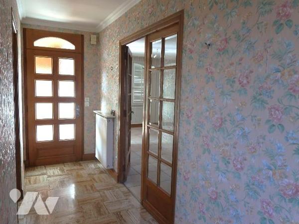 PAVILLON en BORDURE DU CLAIN, sur terrain de 1.839m2, se composant de :
- en rez-de-sol : gara...