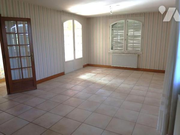 PAVILLON en BORDURE DU CLAIN, sur terrain de 1.839m2, se composant de :
- en rez-de-sol : gara...