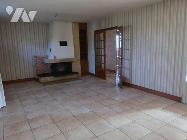 PAVILLON en BORDURE DU CLAIN, sur terrain de 1.839m2, se composant de :
- en rez-de-sol : gara...