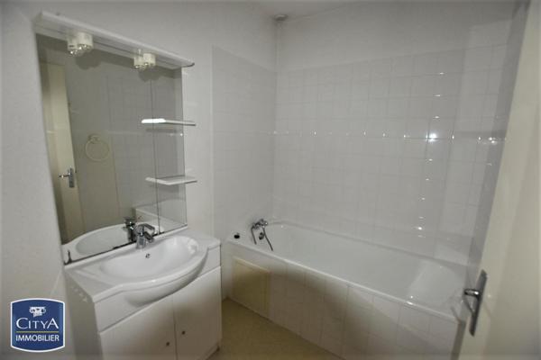 Appartement à louer 3 pièces 62.36m² Cholet (49300)