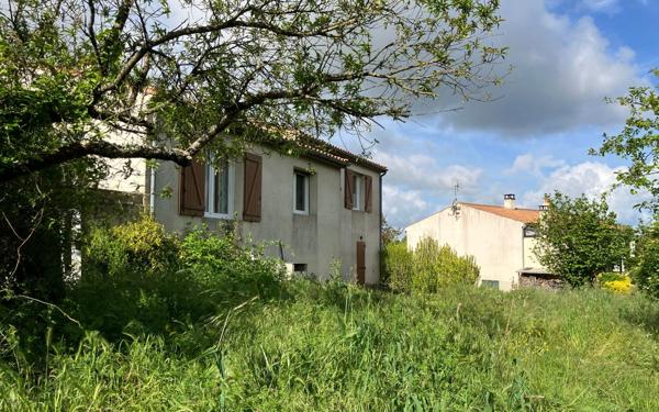 Maison à vendre    5 pièces •  Pont-l'Abbé-d'Arnoult