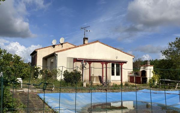 Maison à vendre    5 pièces •  Pont-l'Abbé-d'Arnoult