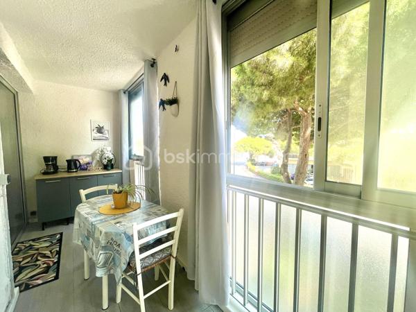 À vendre, charmant appartement de 26 m² entièrement rénové, situé au 2ᵉ étage avec ascenseur au niveau du Port. 
Il dispose d’une chambre, d’une pièce de vie ouverte avec cuisine équipée, ouverte sur une véranda d’environ 10 m² en complément de la surface habitable.
Ce bien est vendu meublé, aucun travaux à prévoir.
Idéal pour un investissement locatif ou un premier achat.
Petit prix, emplacement recherché.