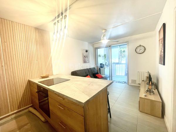 À vendre, charmant appartement de 26 m² entièrement rénové, situé au 2ᵉ étage avec ascenseur au niveau du Port. 
Il dispose d’une chambre, d’une pièce de vie ouverte avec cuisine équipée, ouverte sur une véranda d’environ 10 m² en complément de la surface habitable.
Ce bien est vendu meublé, aucun travaux à prévoir.
Idéal pour un investissement locatif ou un premier achat.
Petit prix, emplacement recherché.
